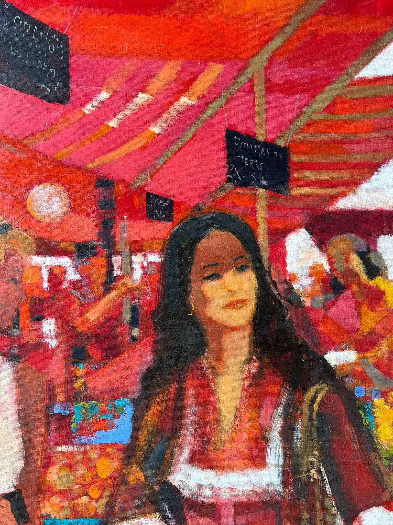 Femmes déambulant dans les étals d'un marché rouge vif rempli de produits et d'huile française en vente 4