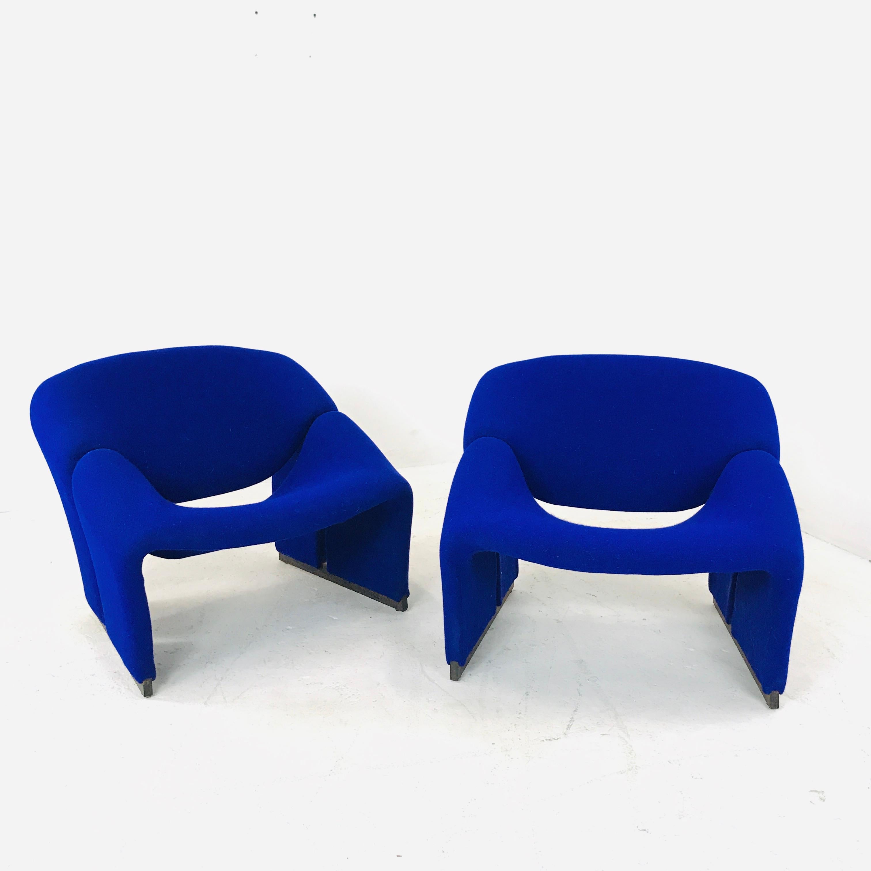 Pair of groovy lounge chairs, designed by top French designer Pierre Paulin for Holland’s most Avant Garde furniture maker, Artifort, in 1972. The chair consists of two curved parts that form together the legs, the seat and the backrest. The legs