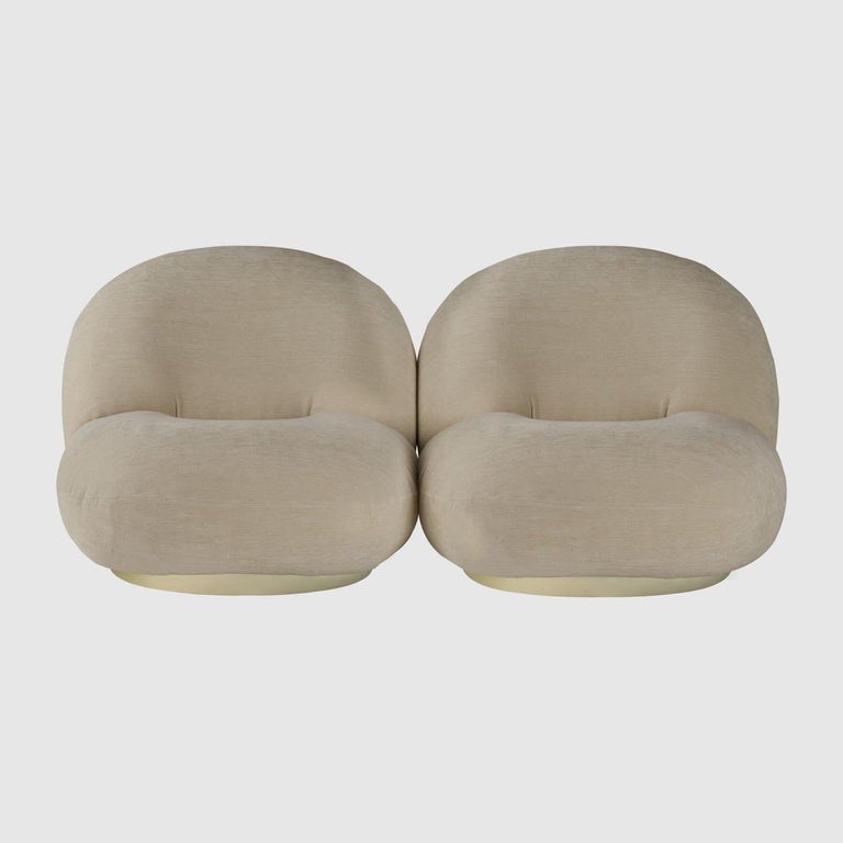 Curvaceous, soft and low-slung, the Pacha lounge chair with armrest is a joyfully modernist creation which embraces both extreme comfort and effortless versatility. Iconic designer Pierre Paulin’s vision was to create a sensation of ‘sitting on