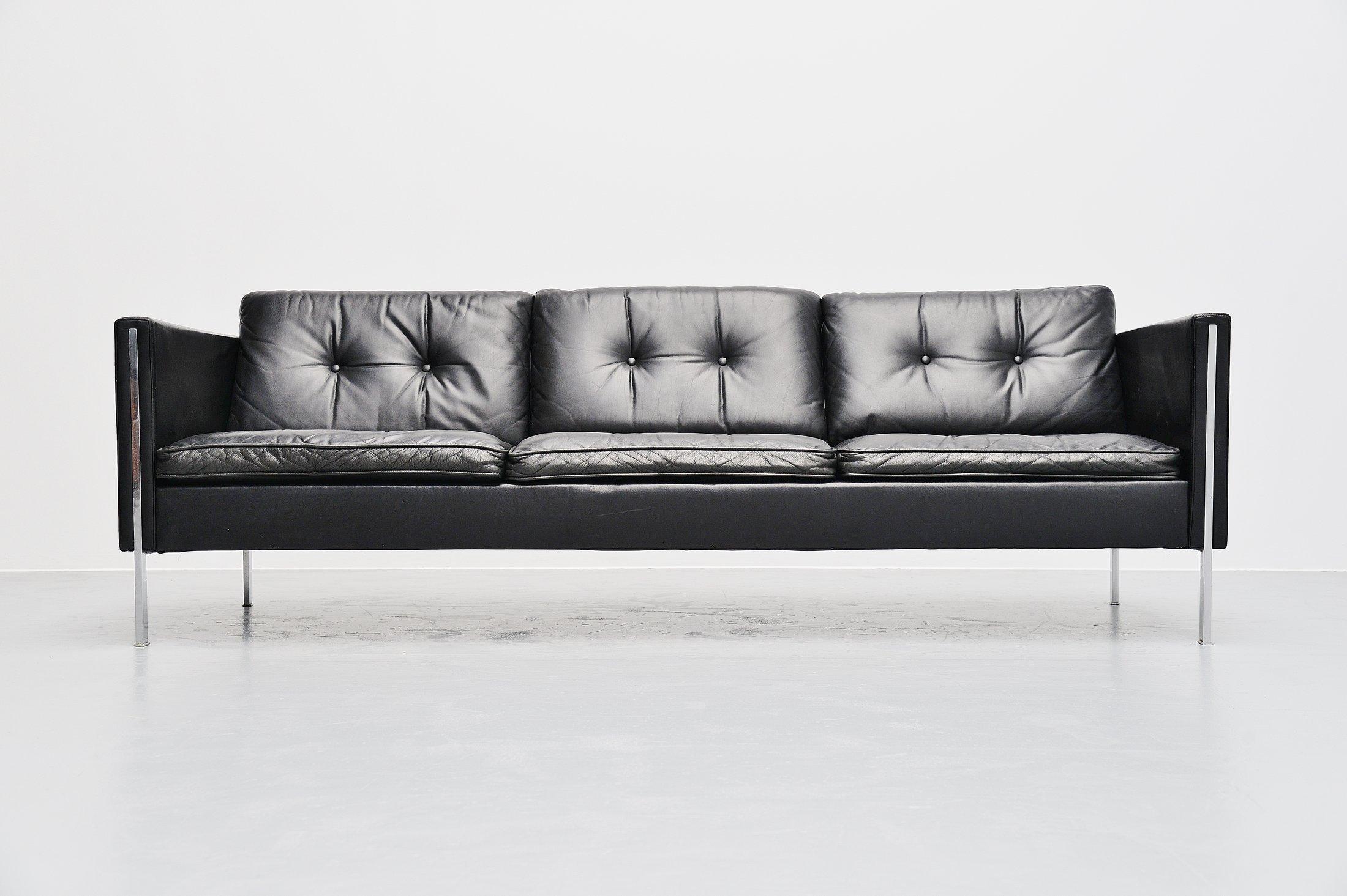 Nice and rare early sofa designed by Pierre Paulin and manufactured by Artifort, Holland 1962. This is for model 442/3 which is the largest from these series, a 3 seater sofa in quality black leather and matte chrome-plated steel legs. Very nice and