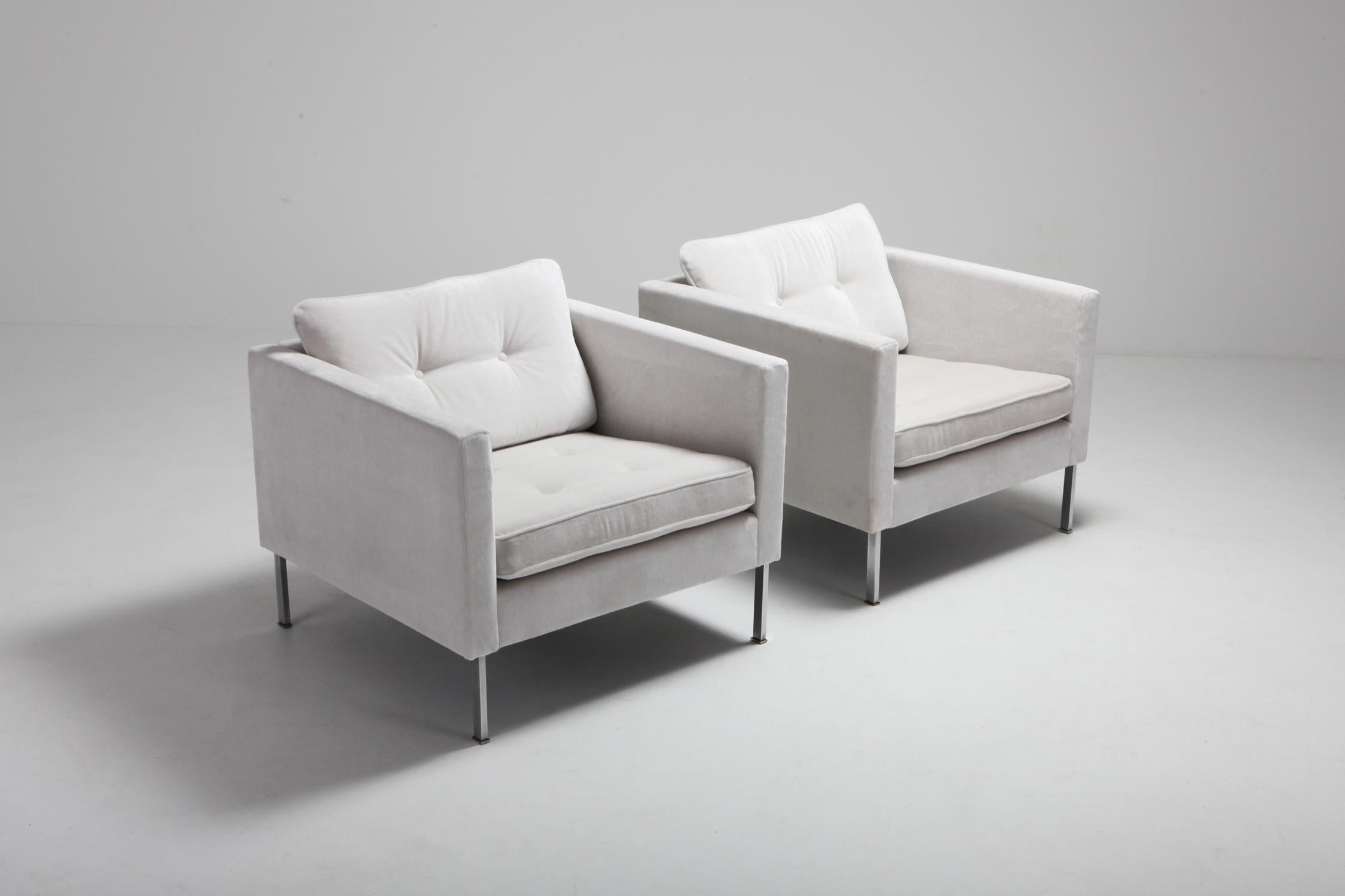 Very nice pair of 446 lounge chairs designed by Pierre Paulin and manufactured by Artifort, Holland 1962. 
The chairs have been newly upholstered in off white / light grey velvet. The chairs have solid steel legs, chrome-plated. 
This is an