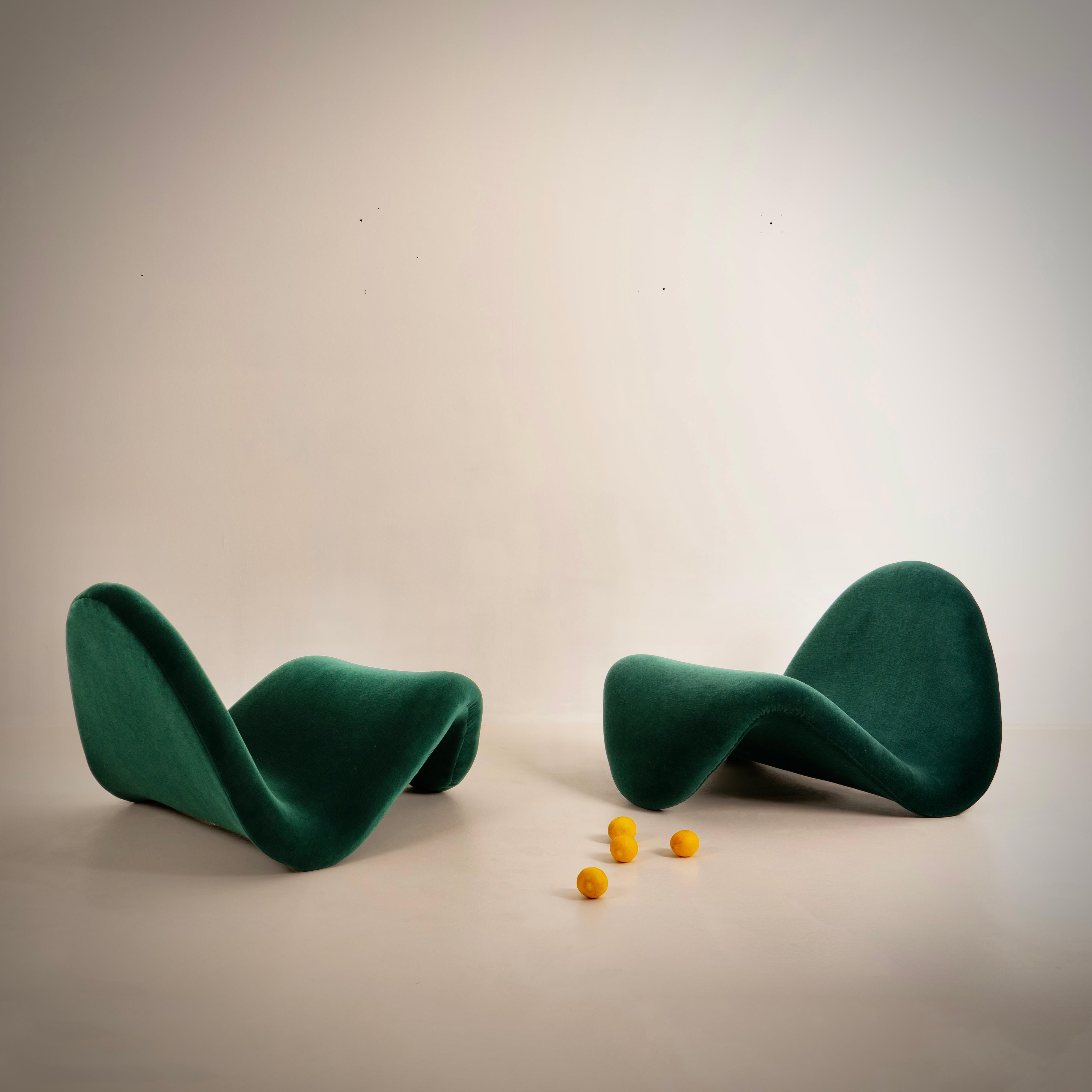 An astonishingly comfortable Tongue chair, designed by French designer Pierre Paulin in the 1960s and produced by the renowned high-end seating manufacturer Artifort.

The chair has been completely restored by one of Pierre Paulin's French