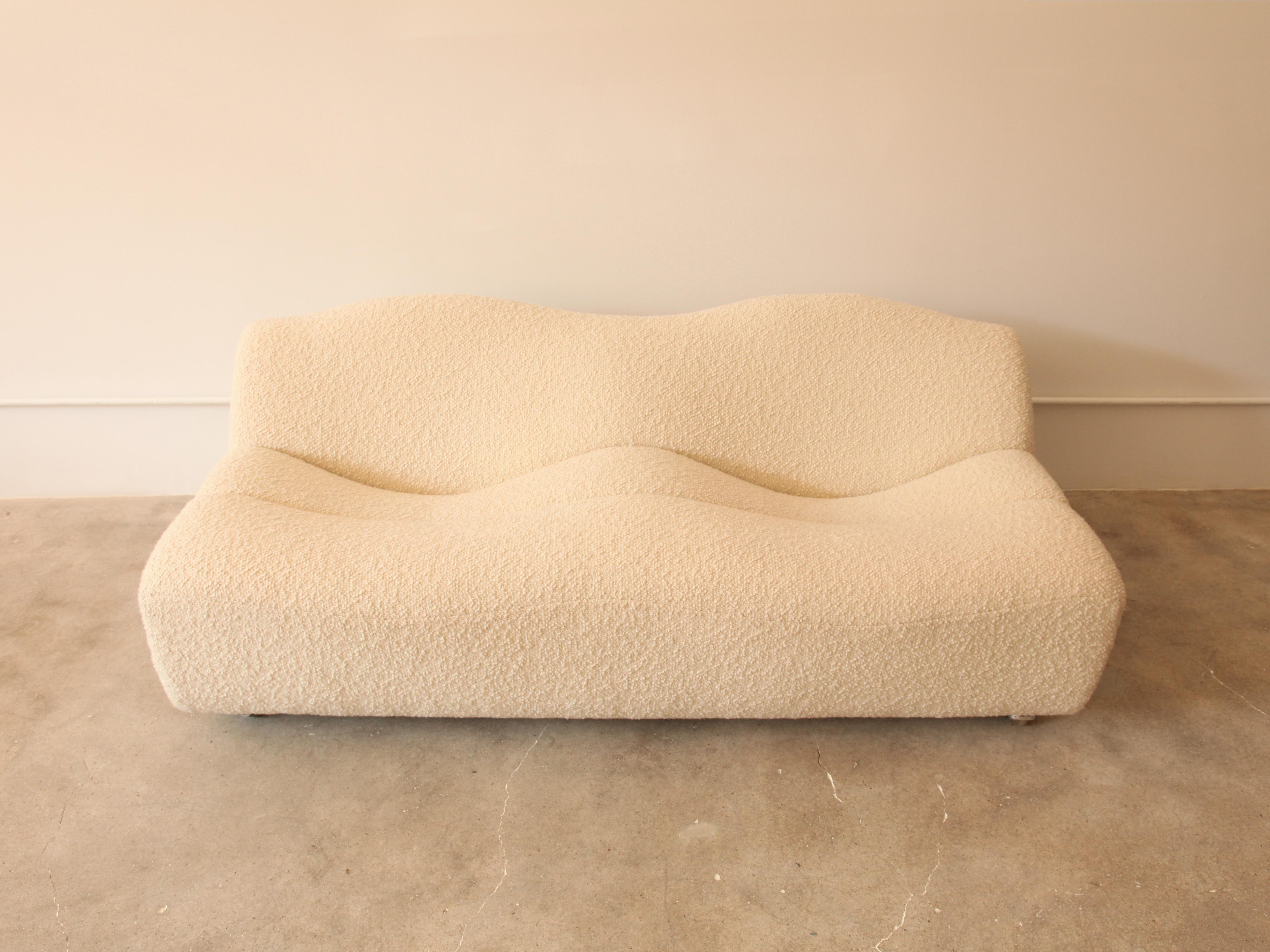 Beautiful ABCD sofa by Pierre Paulin for Artifort. Newly reupholstered in a off-white bouclé.
France / The Netherlands, circa 1968.


 