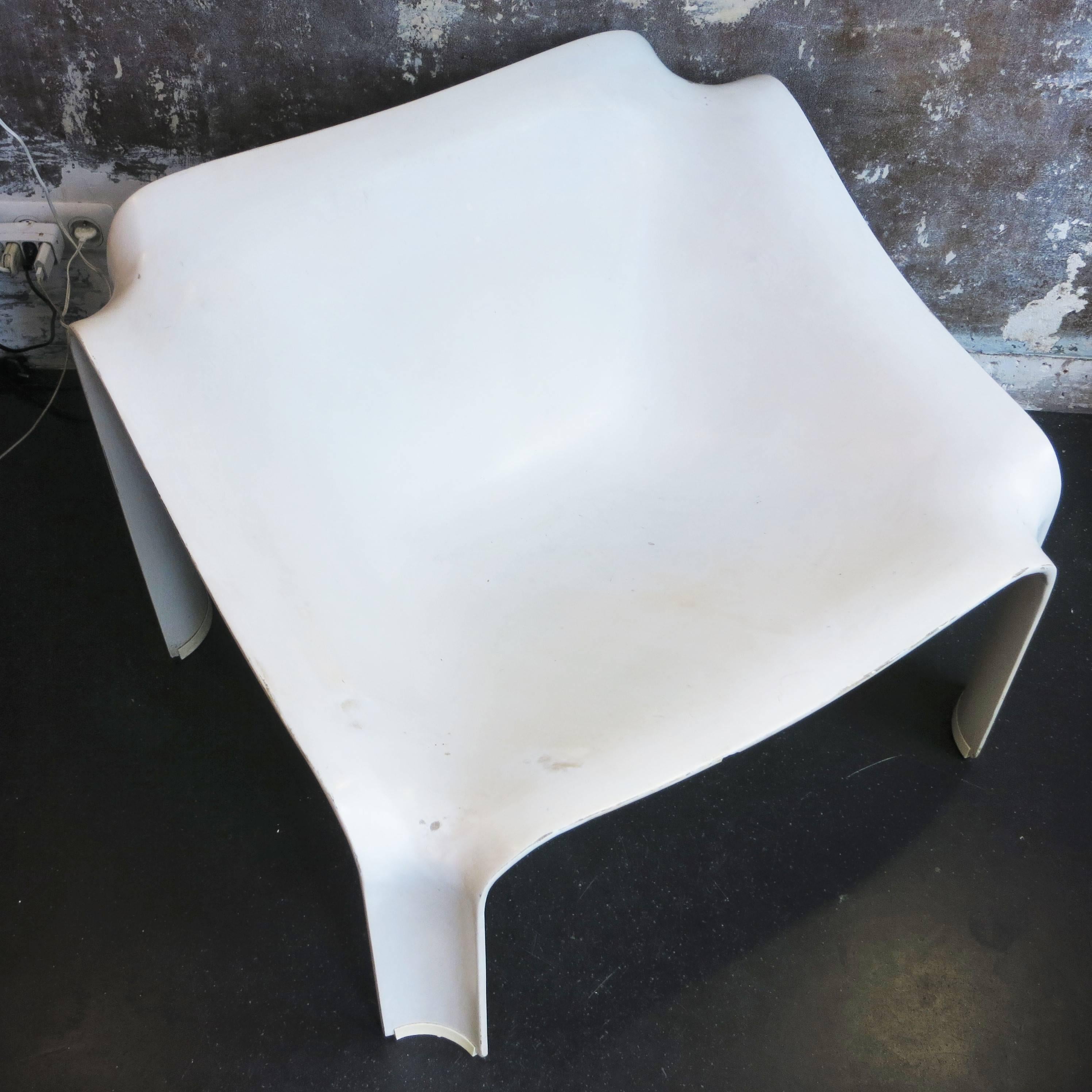 Armchair F300 designed by Pierre Paulin moulded in one piece of fiberglass lacquered white.
Signed under the seat.