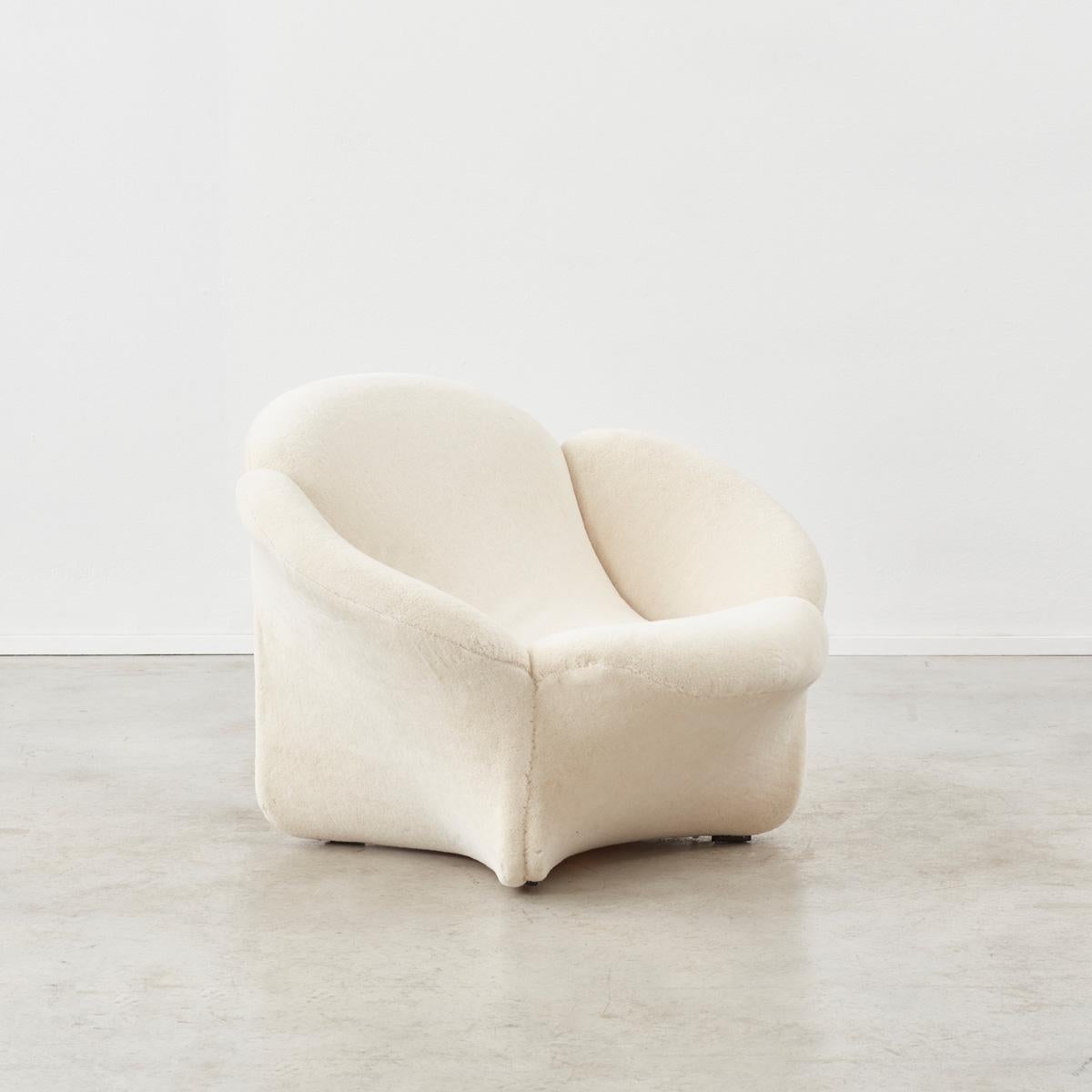 This armchair was designed by the French-born designer Pierre Paulin for Artifort. With the signature organic curves that features in many of his pieces. In the 1950s, Artifort’s head of design Kho Liang Le recruited Pierre Paulin – his designs are