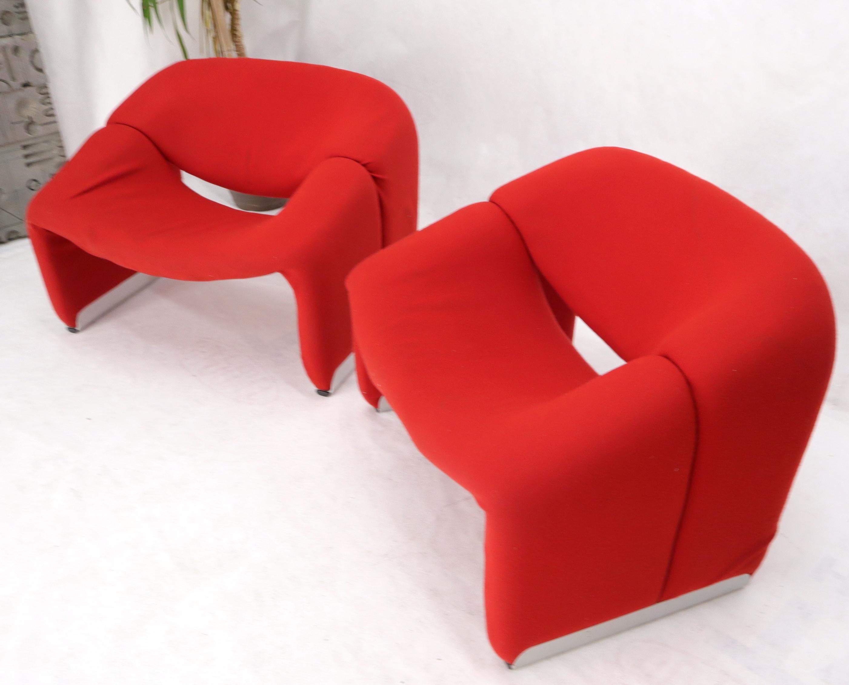 Pair of groovy chairs F598 in red wool fabric by Pierre Paulin for Artifort.
   