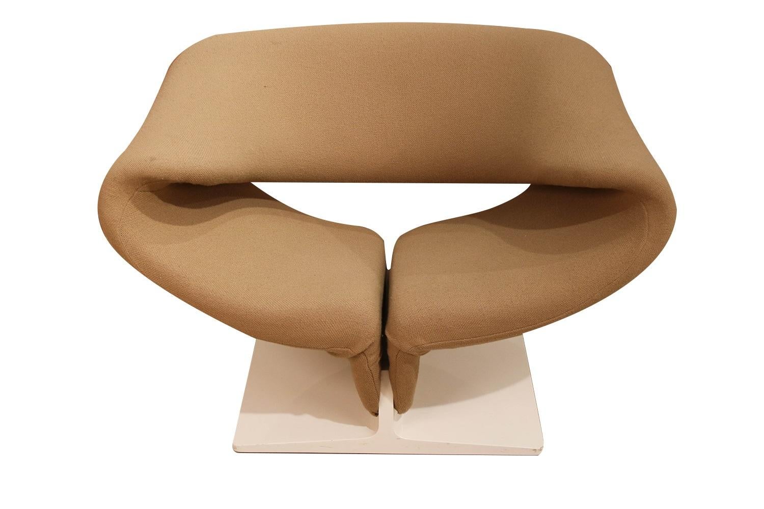Iconic Artifort ribbon armchair designed by Pierre Paulin. This is an amazing sculptural chair design of the well-known ribbon form by Pierre Paulin from 1966. The chair features a metal frame with horizontal springs, covered with foam and wool