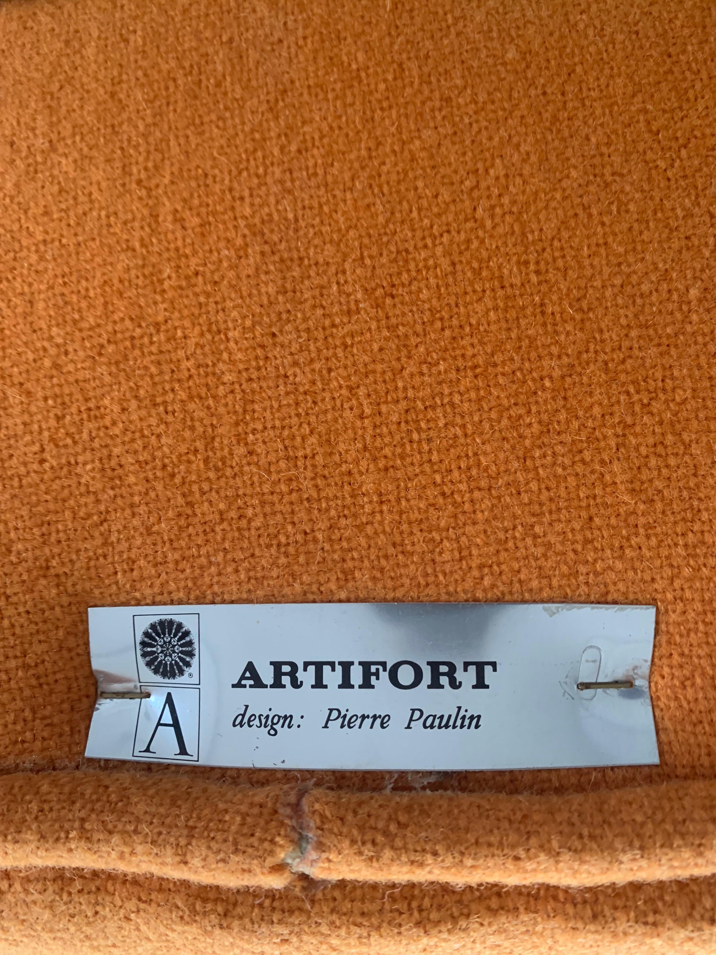 Mid-Century Modern oyster chair by Pierre Paulin for Artifort. Light orange to deep yellow original wool upholstery.