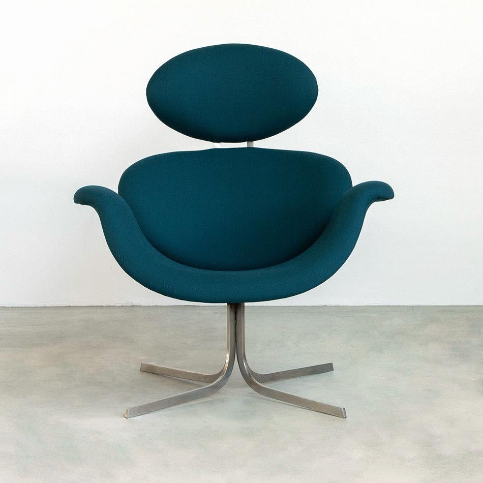 First edition Pierre Paulin big tulip lounge chair (model F551) designed in 1959 for Artifort, the Netherlands. New Petrol coloured wool upholstery and foam in excellent condition on chrome plated steel 4-star base. Marked with manufacture label.