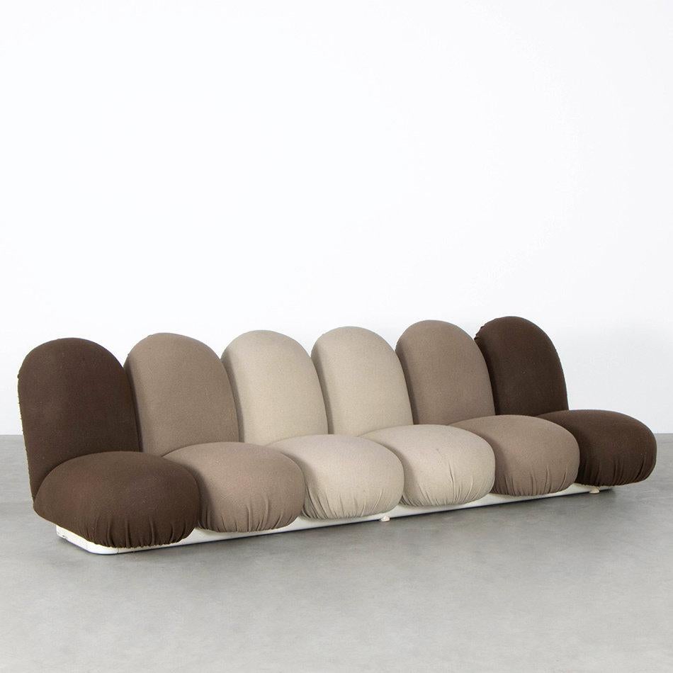 Exceptional 'Blub Blub' sofa designed by Pierre Paulin and manufactured by Artifort, Netherlands in the 1970s. Metal base / stucture with fiberglass shells (backrest), filled with foam and upholstered in various natural colours of beige, tan and