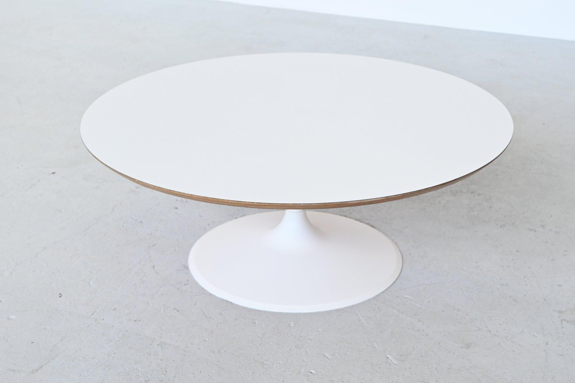 Very nice round coffee table model Circle designed by Pierre Paulin and manufactured by Artifort, the Netherlands, 1960s. This is a first edition piece from the 1960s with a white lacquered metal base and laminated plywood top. Iconic coffee table