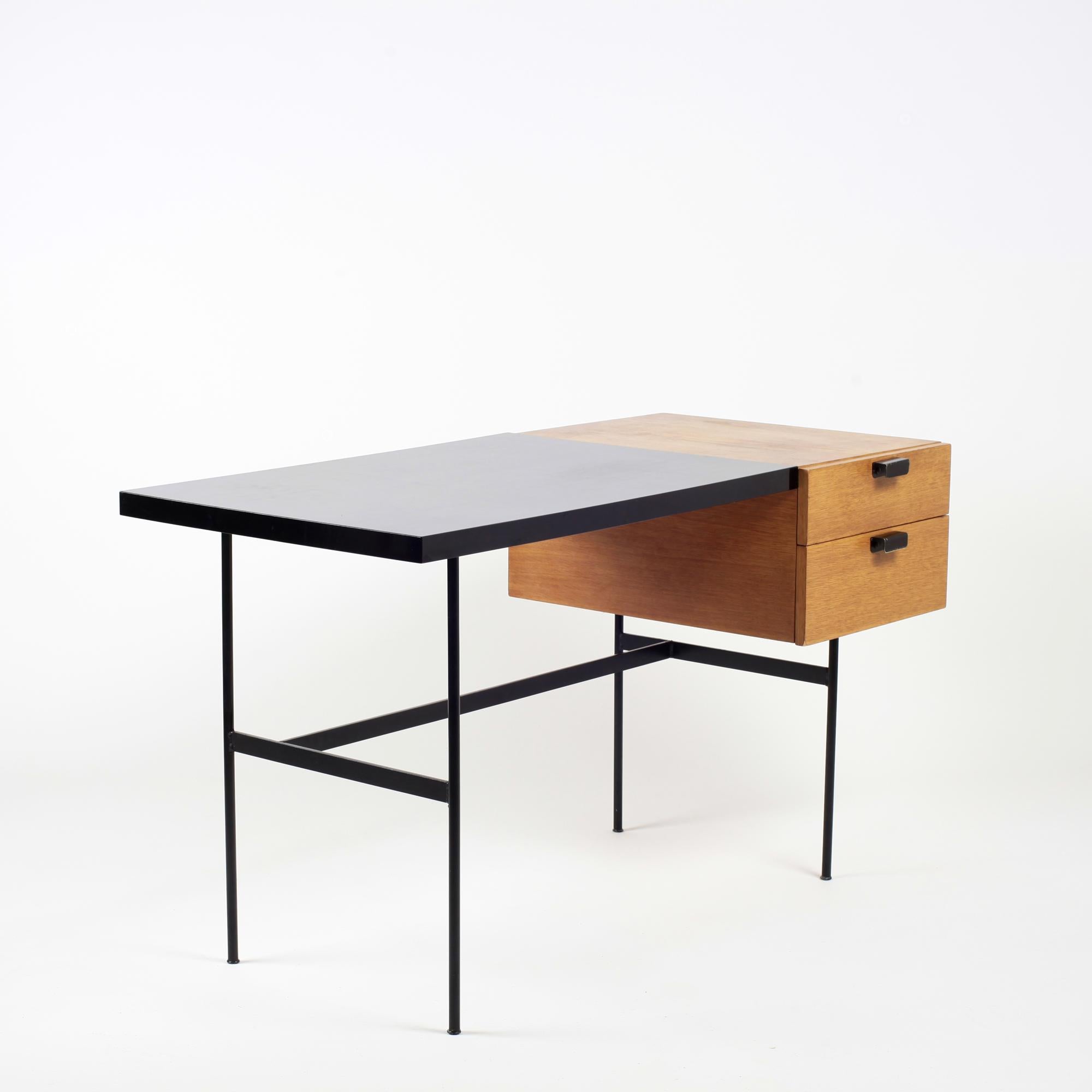 Iconic CM141 desk designed by Pierre Paulin for Thonet France in 1954.
Black lacquered metal base and handles. Oak veneer. Black formica top.
Beautiful patina.
Bibliography: Catherine Geel 