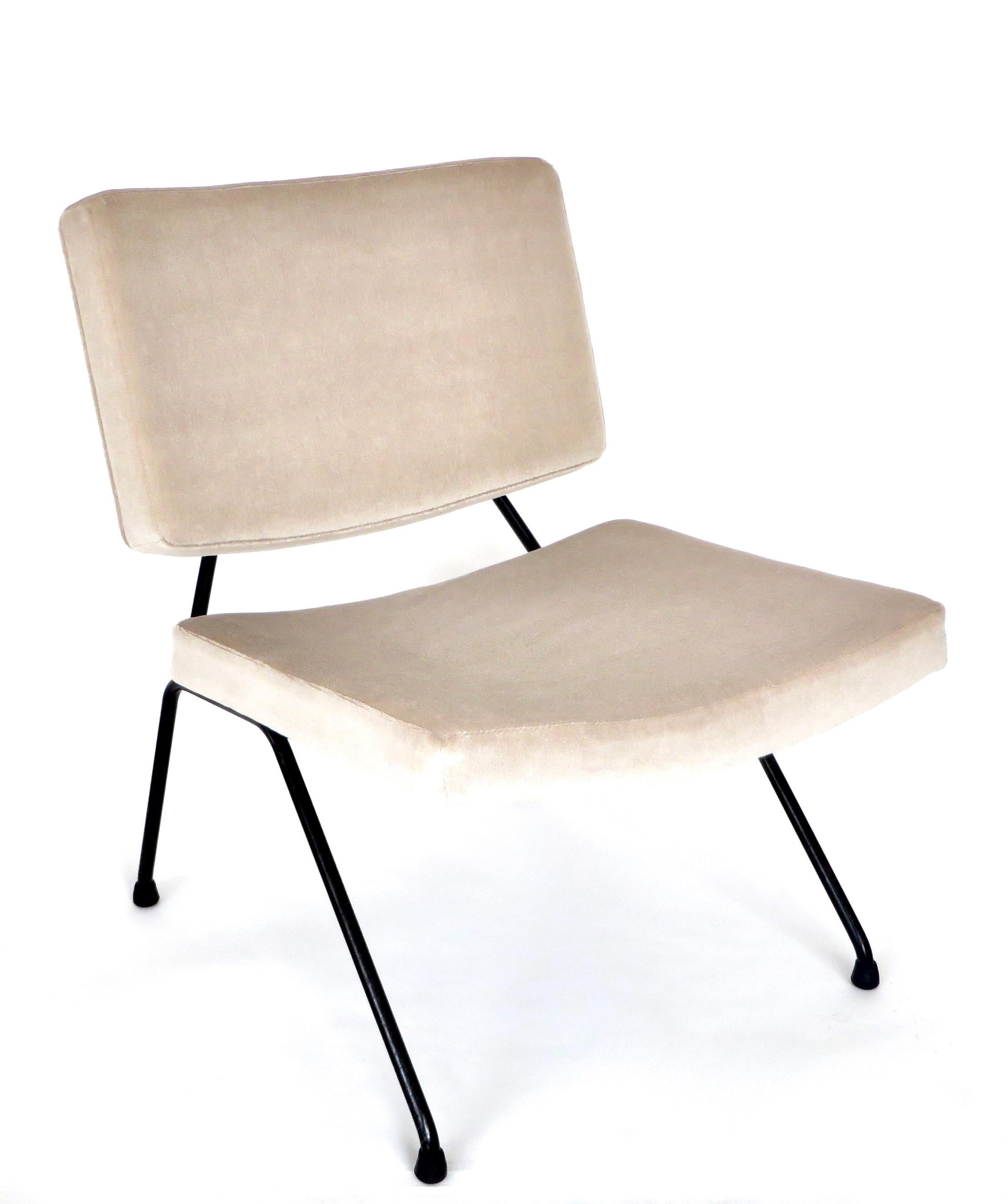 Pierre Paulin, the famous French designer, iconic lounge chairs from the fifties, this model CM190 was edited by Thonet. 
It is composed of a back and seat covered with a pale champagne blush color mohair resting on a black tubular metal structure