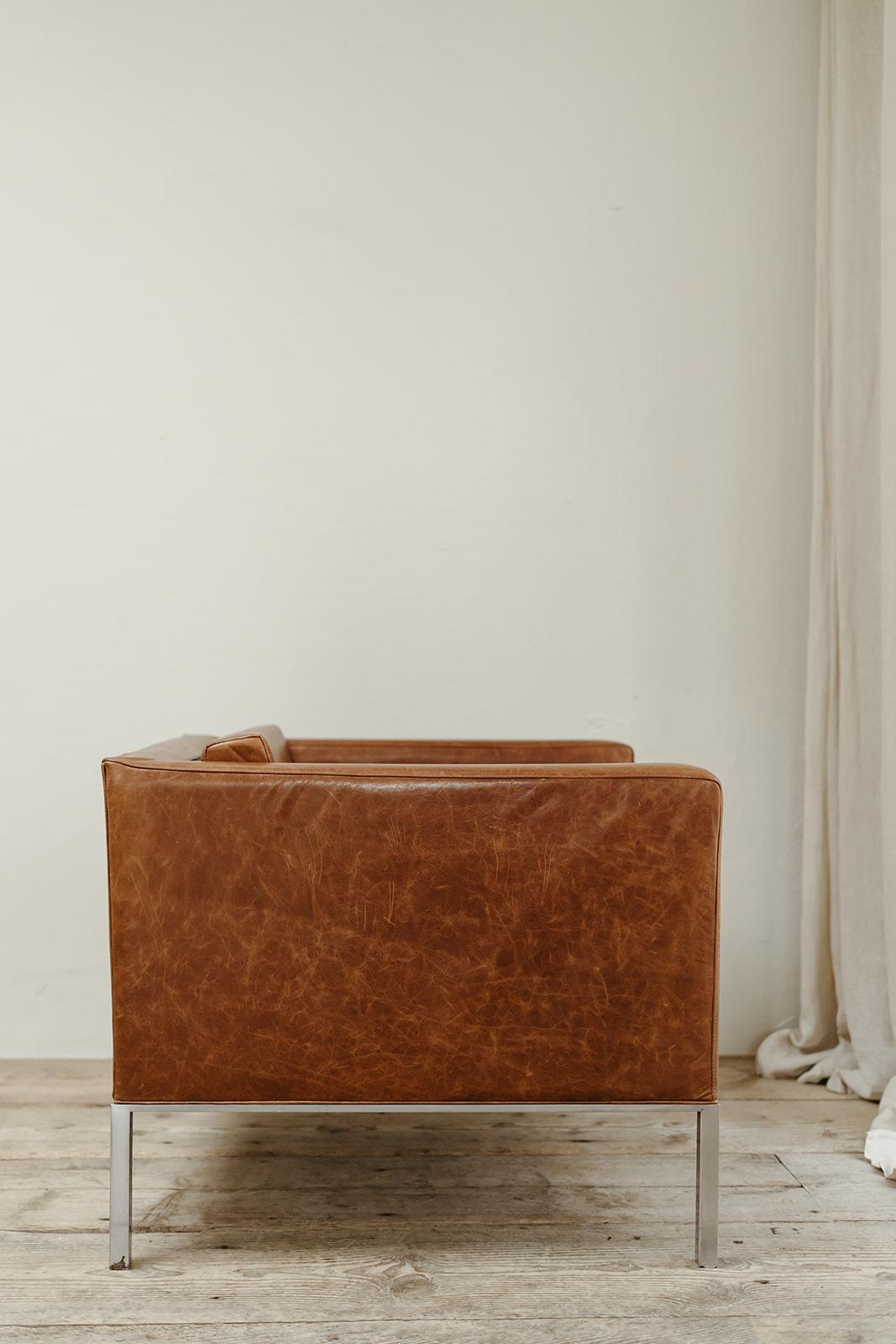 Pierre Paulin cognac leather chair, F446 For Sale 7