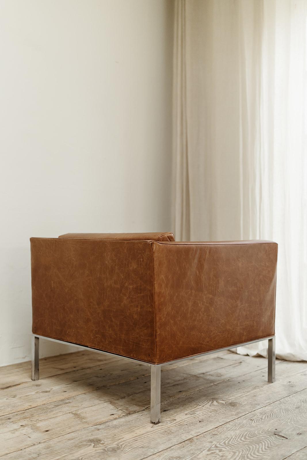 Pierre Paulin cognac leather chair, F446 For Sale 9