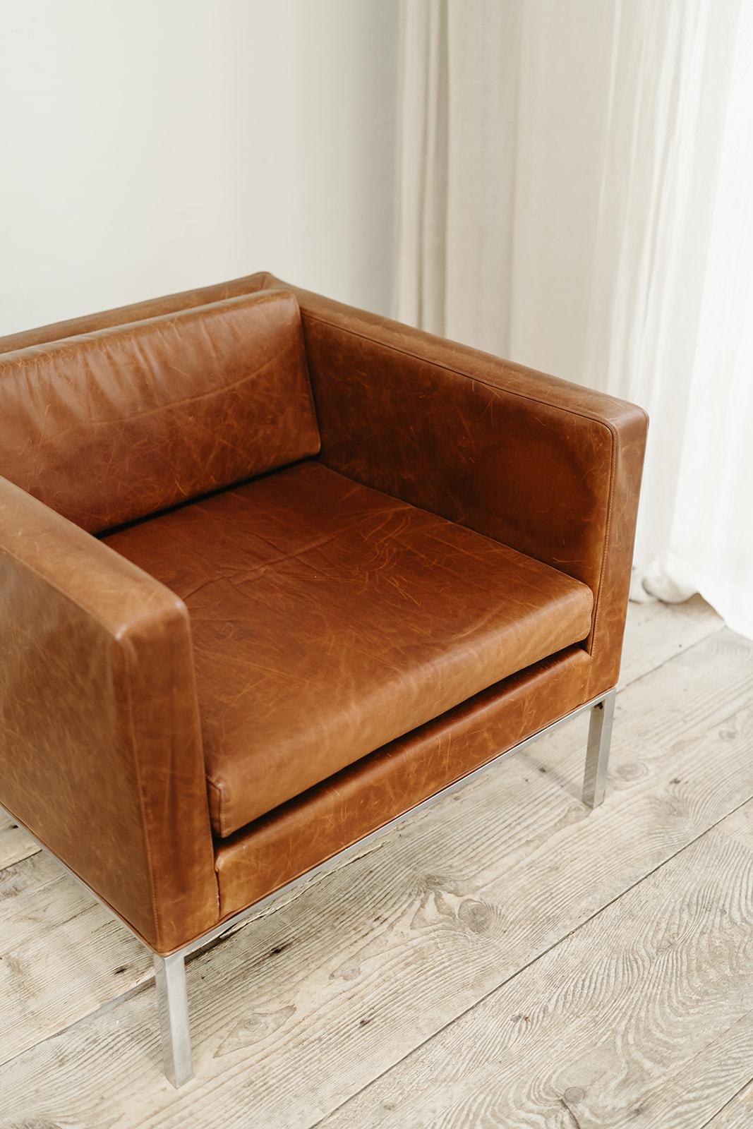 Pierre Paulin cognac leather chair, F446 In Good Condition For Sale In Brecht, BE