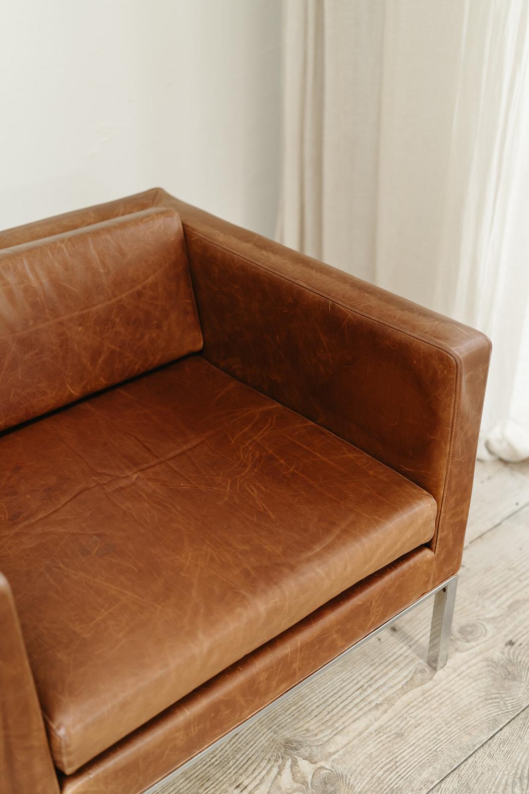 Pierre Paulin cognac leather chair, F446 For Sale 1