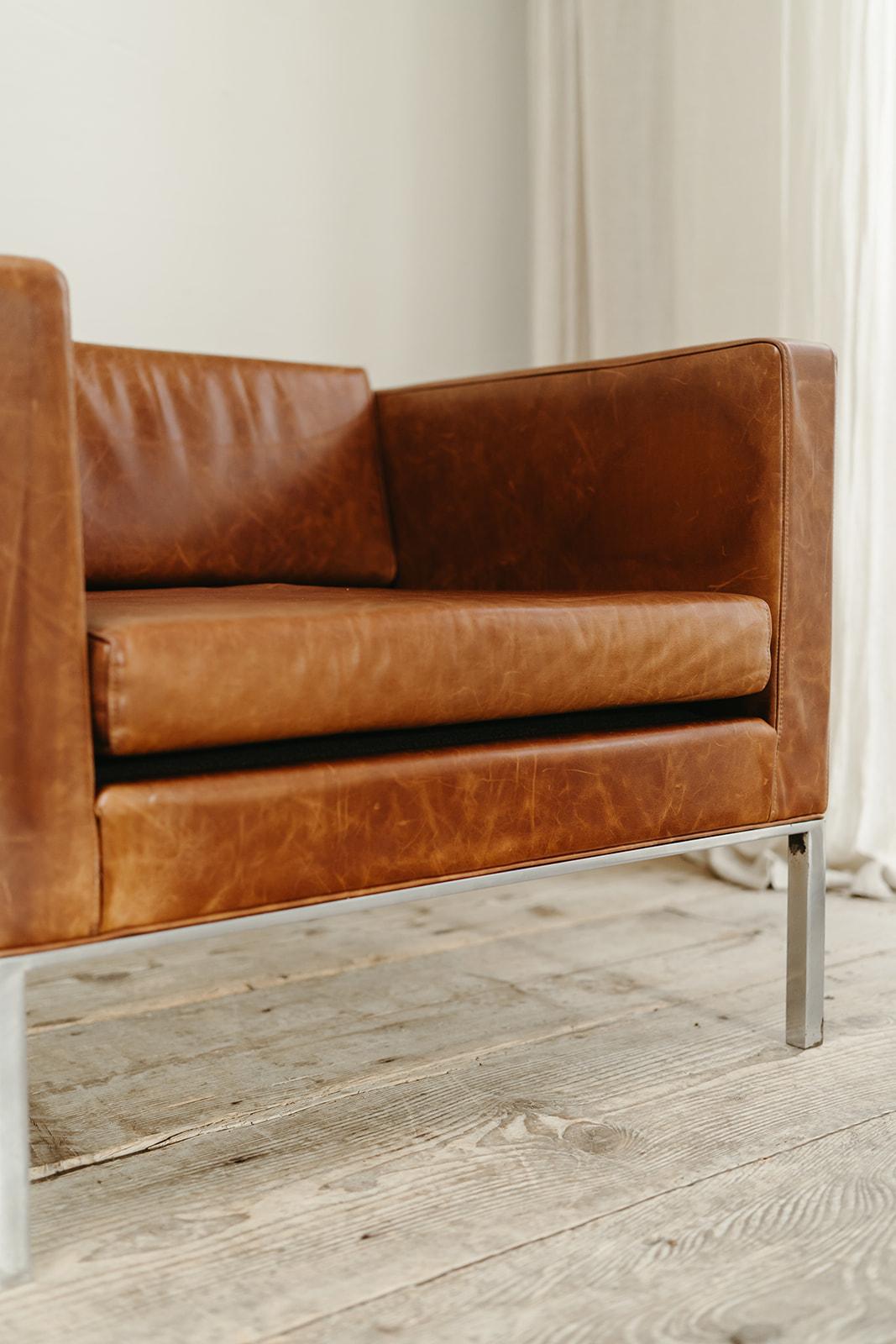 Pierre Paulin cognac leather chair, F446 For Sale 2