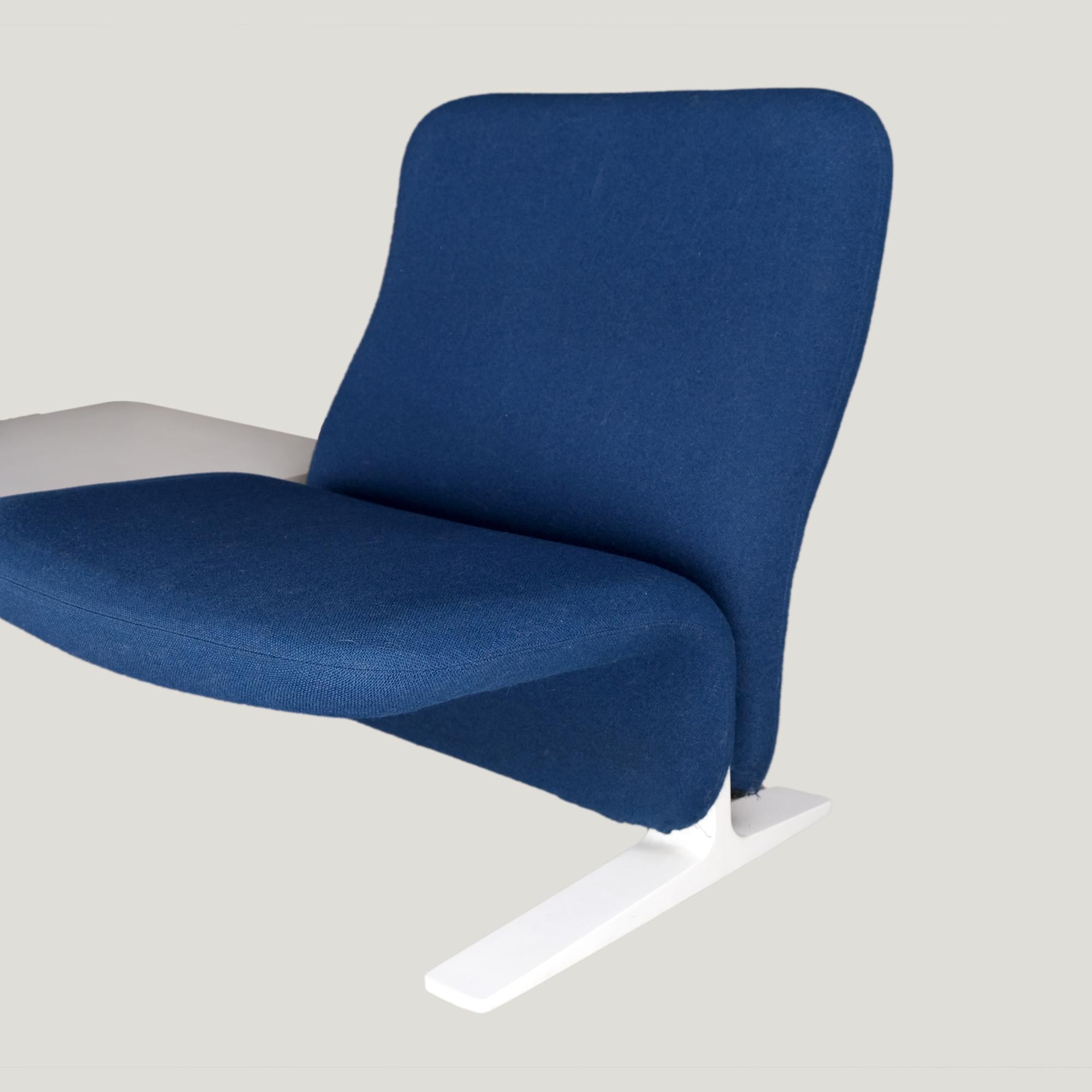 Paire de chaises longues vintage, modèle F780 appelé Calle, avec leur table d'origine par Pierre Paulin (1966).
Chaque fauteuil : largeur 56 cm, profondeur 76, hauteur d'assise : 33 cm.
Très bonnes conditions.

Pierre Paulin est connu pour avoir été
