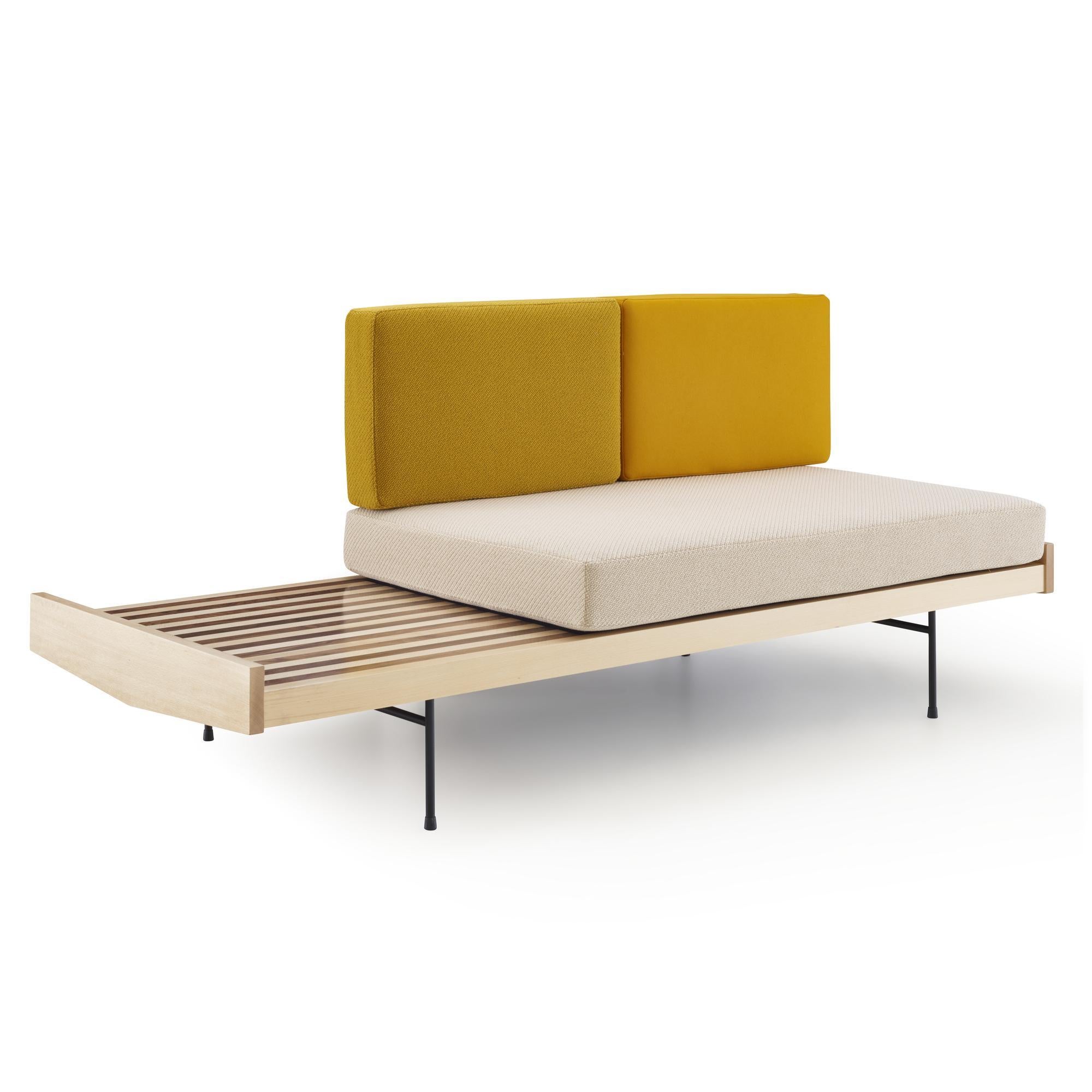 A revolutionary piece on the French market of the early Fifties, the minimalist elegance of the Daybed banquette has every chance of achieving even greater success today, given that views on such economy of form have been developed over decades. A