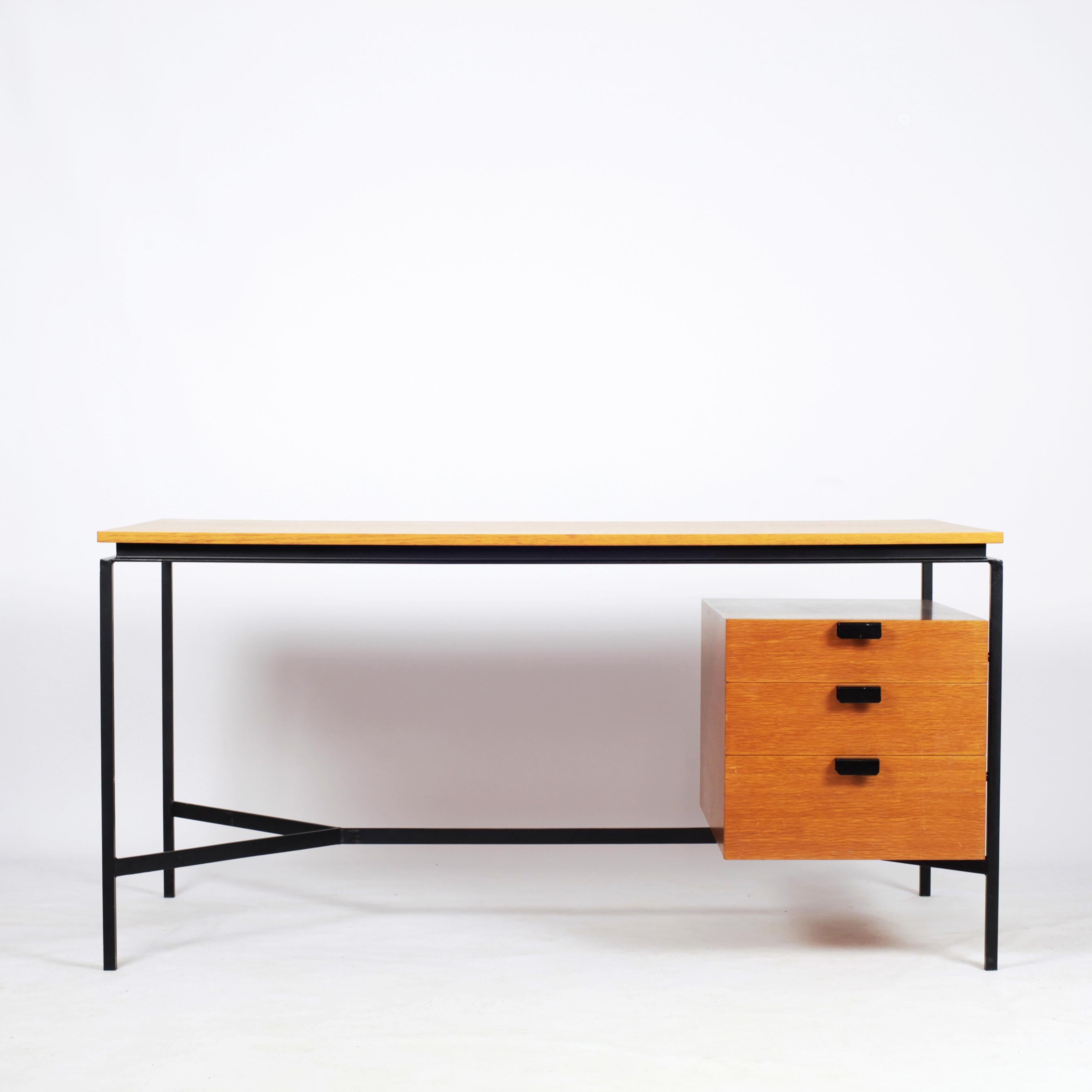 CM 172 desk designed by Pierre Paulin in 1955 for Thonet in France.
This desk comes with two veneered oakwood drawers box, one veneered oakwood top and an Y-shaped base and handles in black lacquered metal 
One box with two drawers and one box
