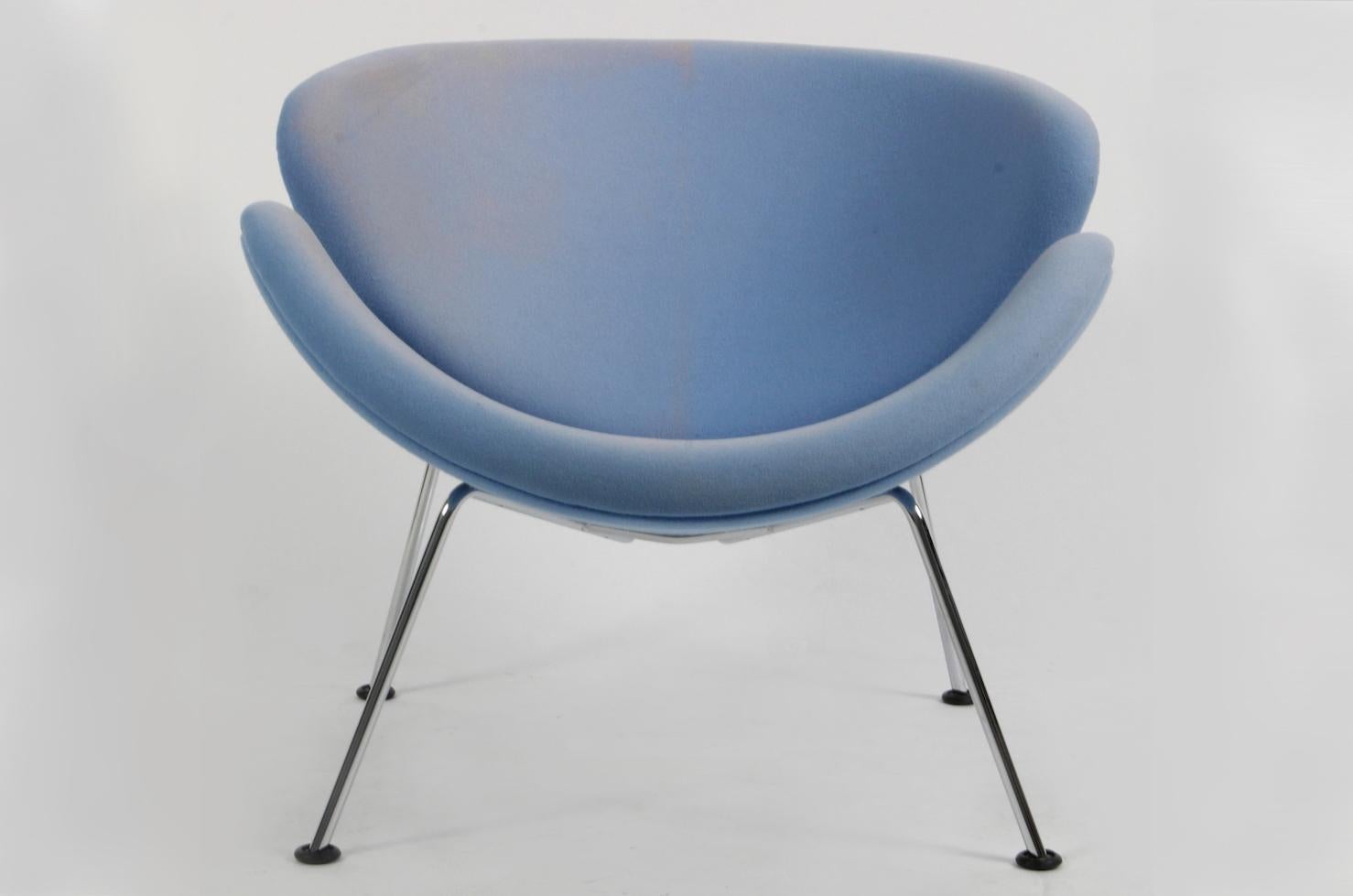 Pierre Paulin F437 orange slice armchair with chromed steel frame, fitted with two shells in full-padded light blue wool fabric.
This item is in original condition, can be sold as it is or fully restored, the price shown is in original condition.