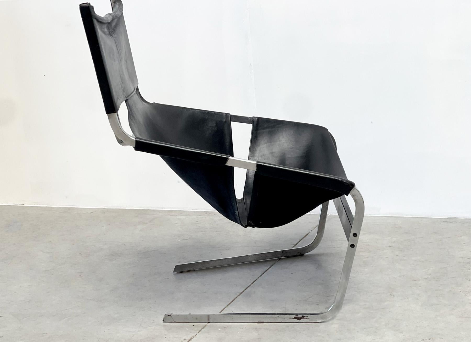Chaise de salon F444 de Pierre Paulin, magnifiquement patinée. Pierre Paulin a conçu ce salon dans les années 1960 pour le célèbre fabricant Artifort. Ces chaises sont de plus en plus rares, surtout dans leur version en cuir noir. Ce fauteuil est en