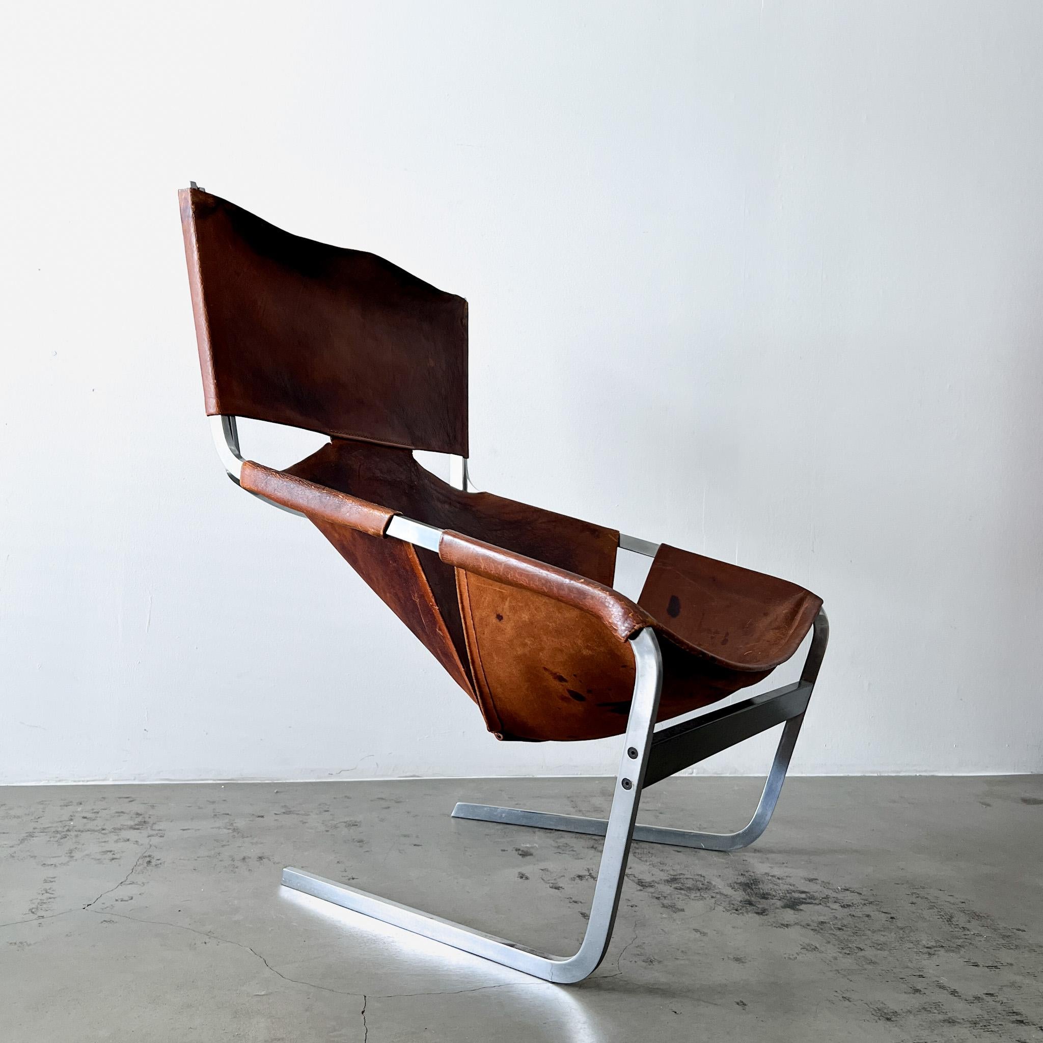 
Dieses exquisite Exemplar des ikonischen Sessels F444, der von Pierre Paulin entworfen und von Artifort 1963 hergestellt wurde, verkörpert  den innovativen Geist der 1960er Jahre. In dieser Zeit waren die Designer offen für neue Ideen, und die