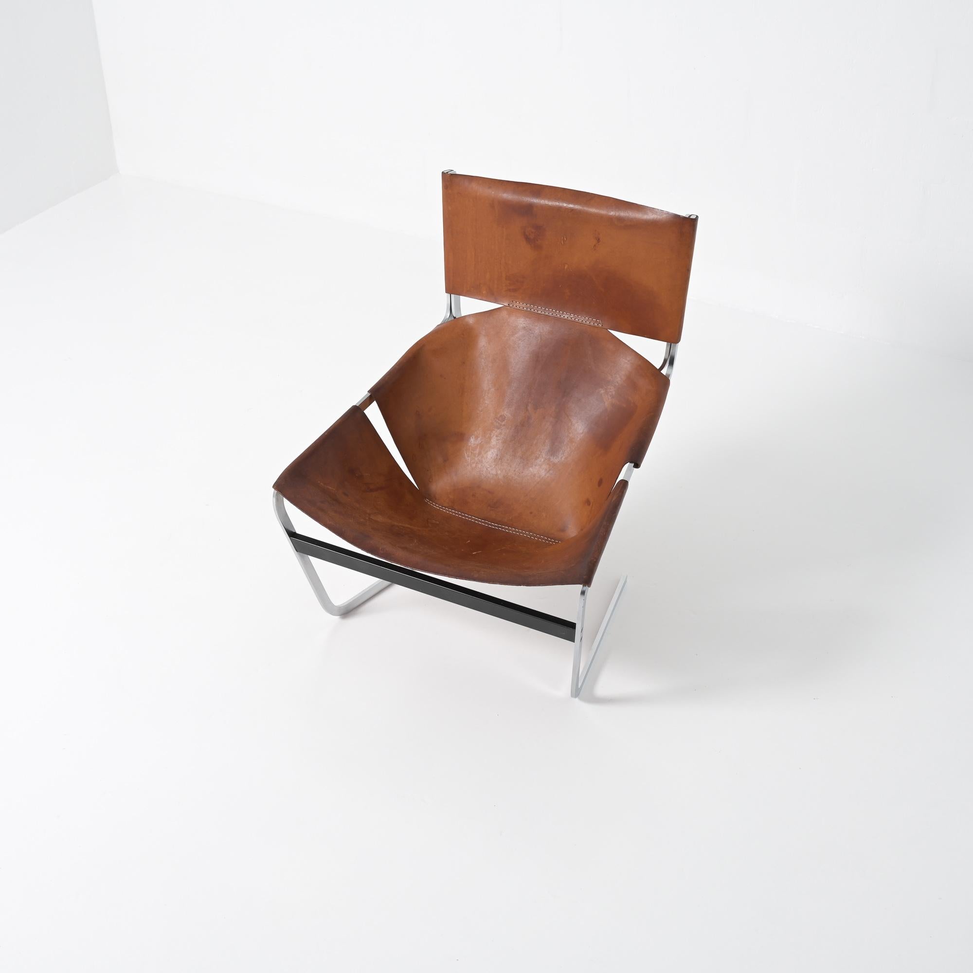 Der Stuhl F444 von Pierre Paulin ist ein echter Designklassiker. Mit seinem Metallgestell und dem Sitz aus Sattelleder wirkt er stark und elegant.
Dies ist eine frühe Ausgabe des Stuhls, was ihn zu einem besonderen Stück macht. Die Nähte wurden