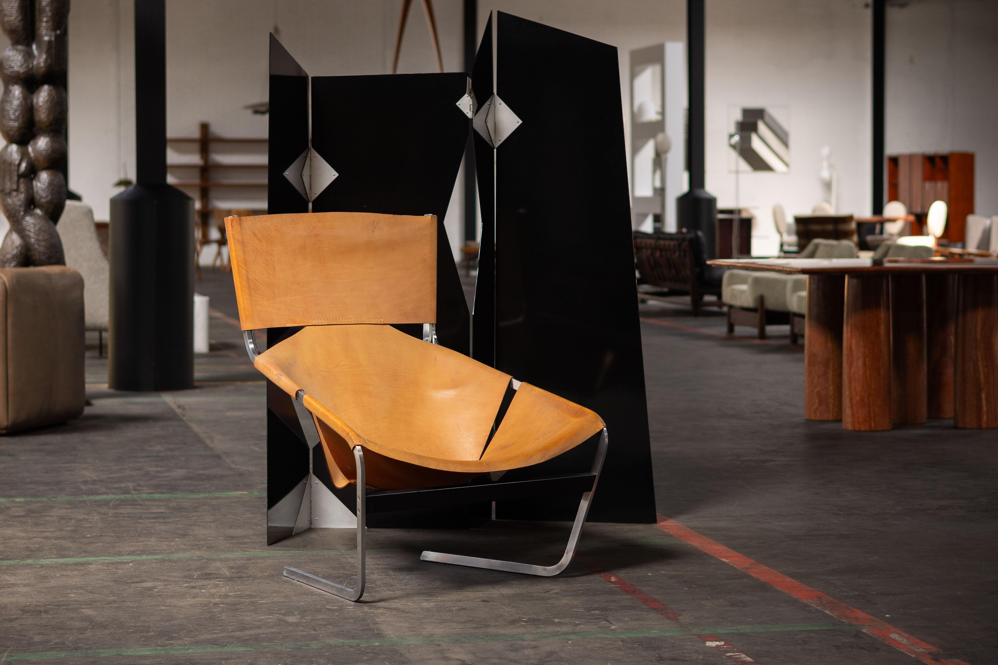 This stunning and original F444 lounge chair, designed by Pierre Paulin and manufactured by Artifort in 1963, captures the experimental spirit of the 1960s. During this period, designers were driven by a passion for innovation, and the F444 lounge