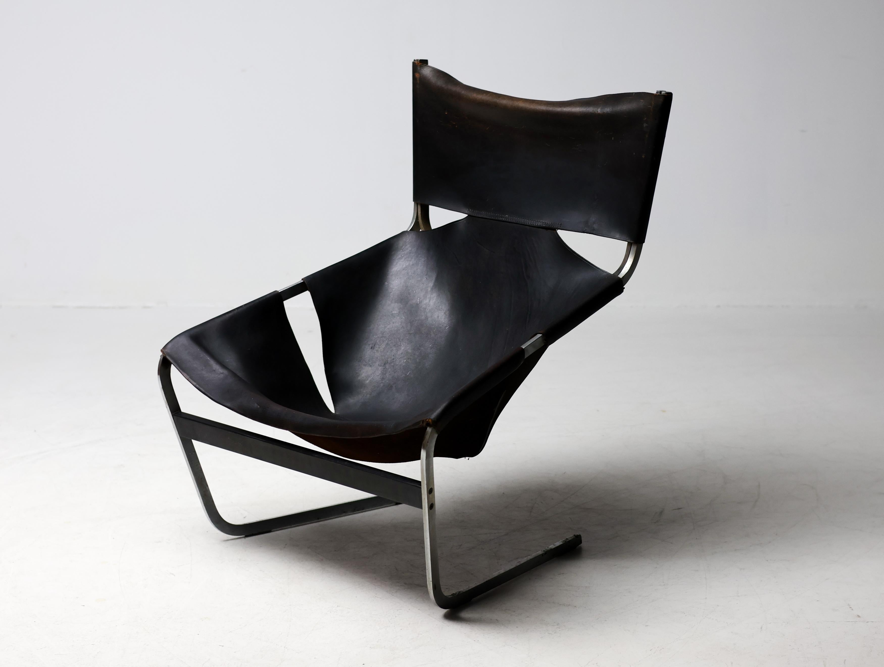 Dieser Vintage-Sessel F444 von Pierre Paulin für Artifort ist ein echter Designklassiker und verkörpert die entspannte, skulpturale Eleganz des Modernismus der 1960er Jahre. Der Stuhl verfügt über die originale schwarze Lederbespannung auf einem