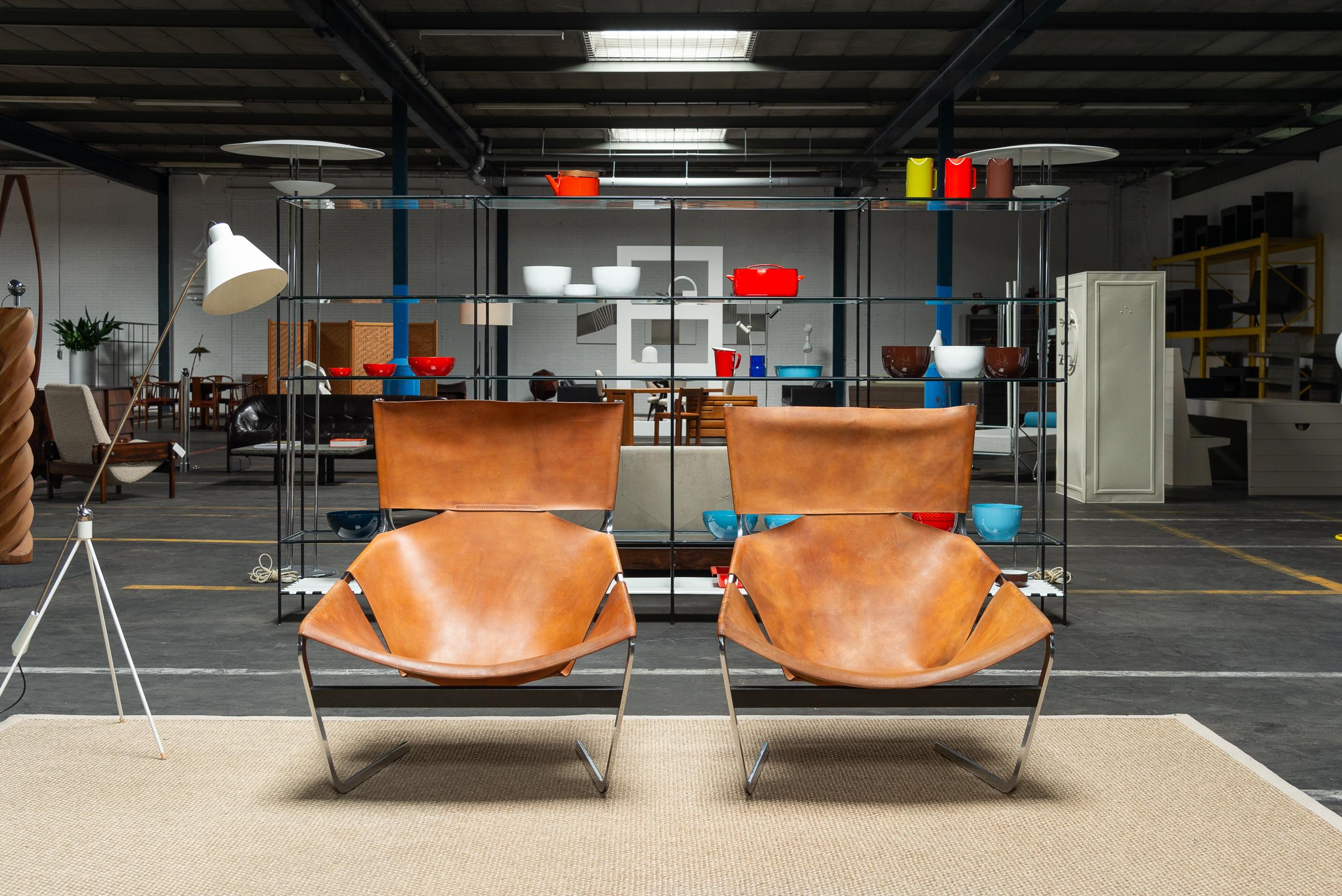 Superbe et originale paire de chaises de salon F444 conçues par Pierre Paulin et fabriquées par Artifort en 1963. Dans les années 1960, lorsque cette chaise a vu le jour, les designers s'efforçaient d'essayer de nouveaux concepts. La chaise longue