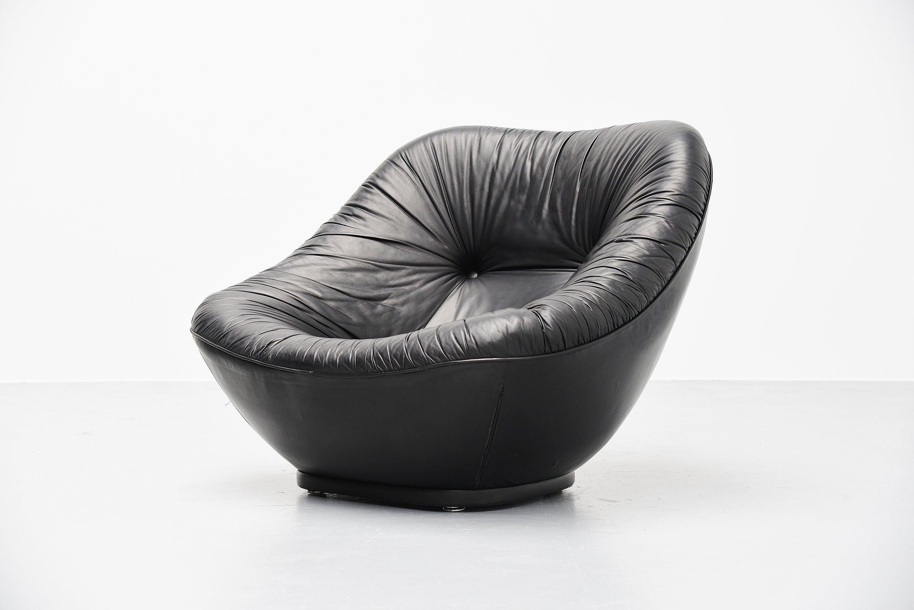 Super rare lounge chair model F500 designed by Pierre Paulin and manufactured by Artifort, Holland, 1975. This chair has a foam structure covered with black leather. The upholstery is still the original one and is in excellent condition. Pierre