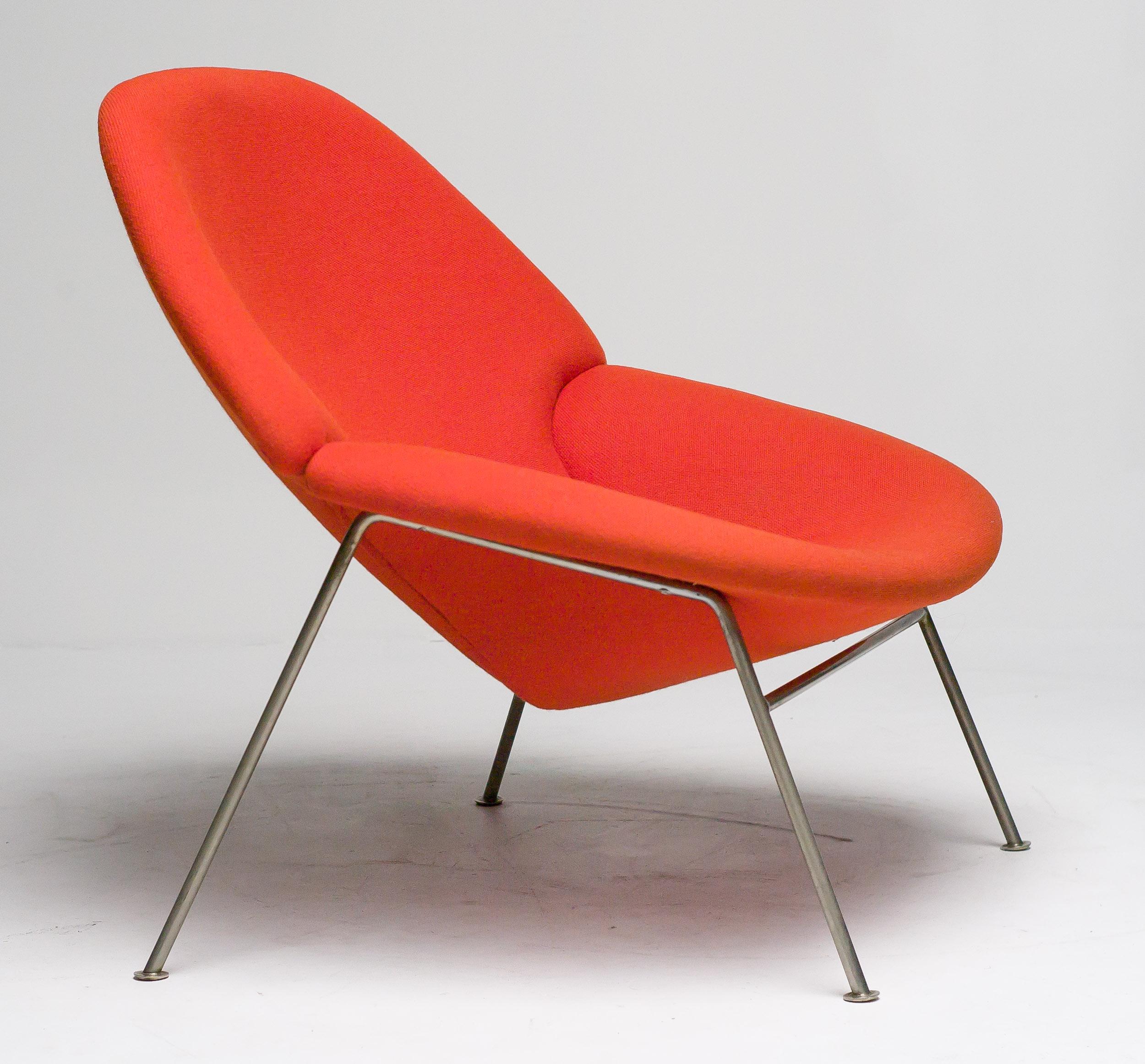 Very hard to find and one of the most elegant Paulin designs.
Model F555 for Artifort the Netherlands, upholstered in beautiful red wool Hallingdal 600 by Nana Ditzel.