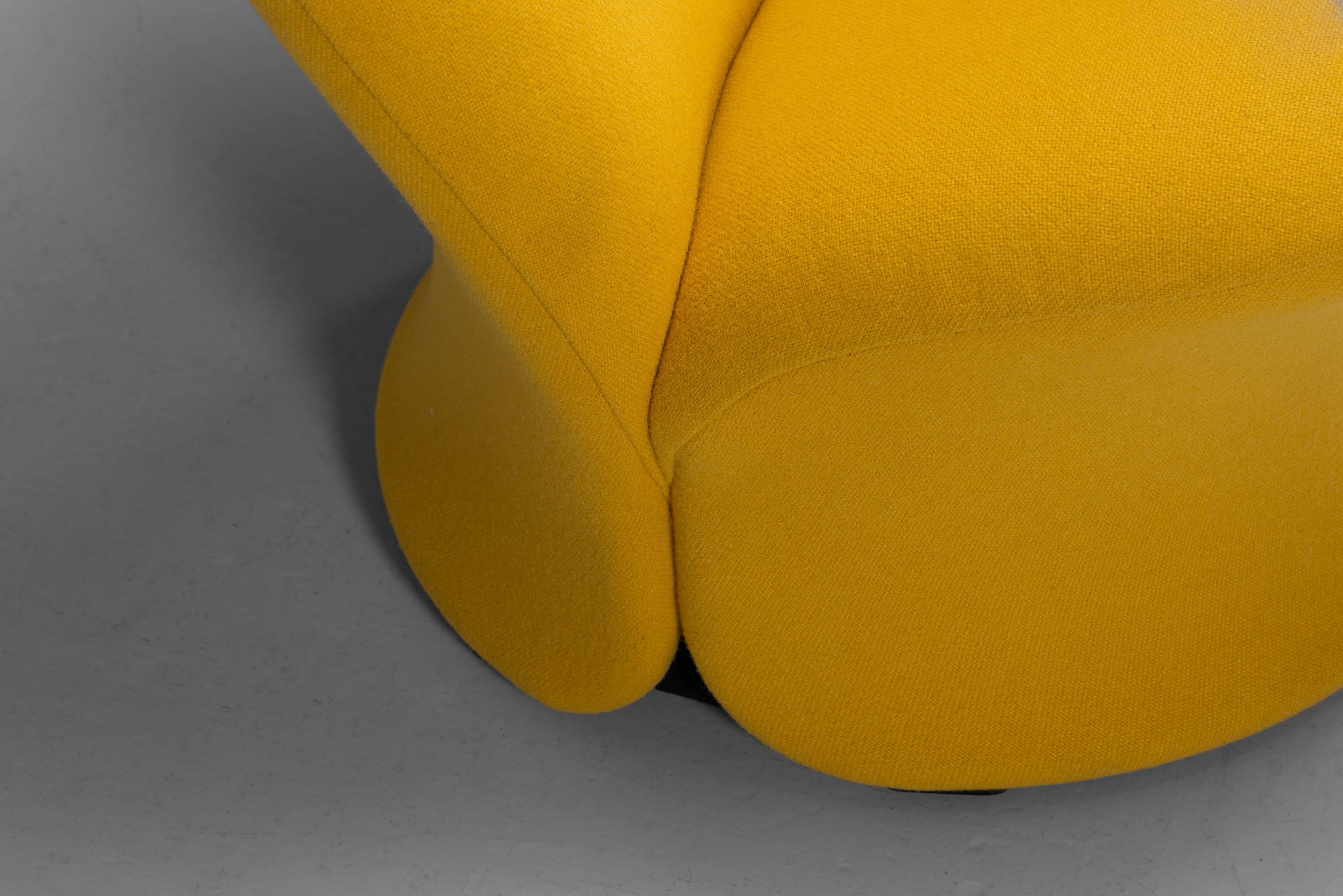 Fabric Pierre Paulin F572 lounge chair Artifort Netherlands 1967 For Sale