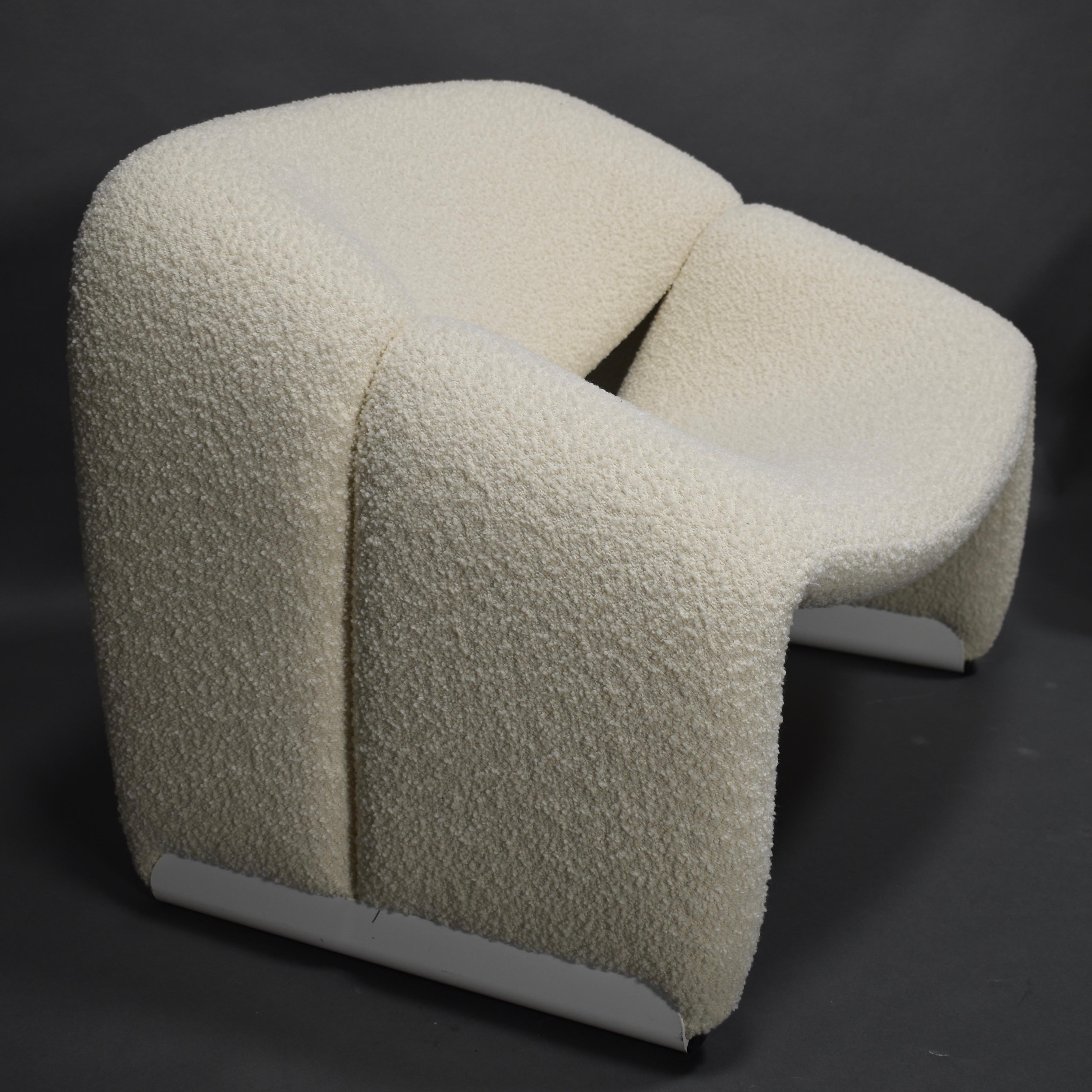 F598 ‘Groovy’ 'M' lounge chair by Pierre Paulin for Artifort in new bouclé wool/cotton fabric from Paris, France.
Price is per chair
We have more chairs available.
The chair has been new upholstered in a beautiful off-white bouclé wool/cotton