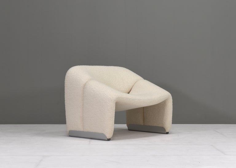 F598 ‘Groovy’ 'M' lounge chair by Pierre Paulin for Artifort in new bouclé wool/cotton fabric from Paris, France.
Price is per chair
We have more chairs available.
The chair has been re-upholstered in a beautiful off-white bouclé wool/cotton fabric