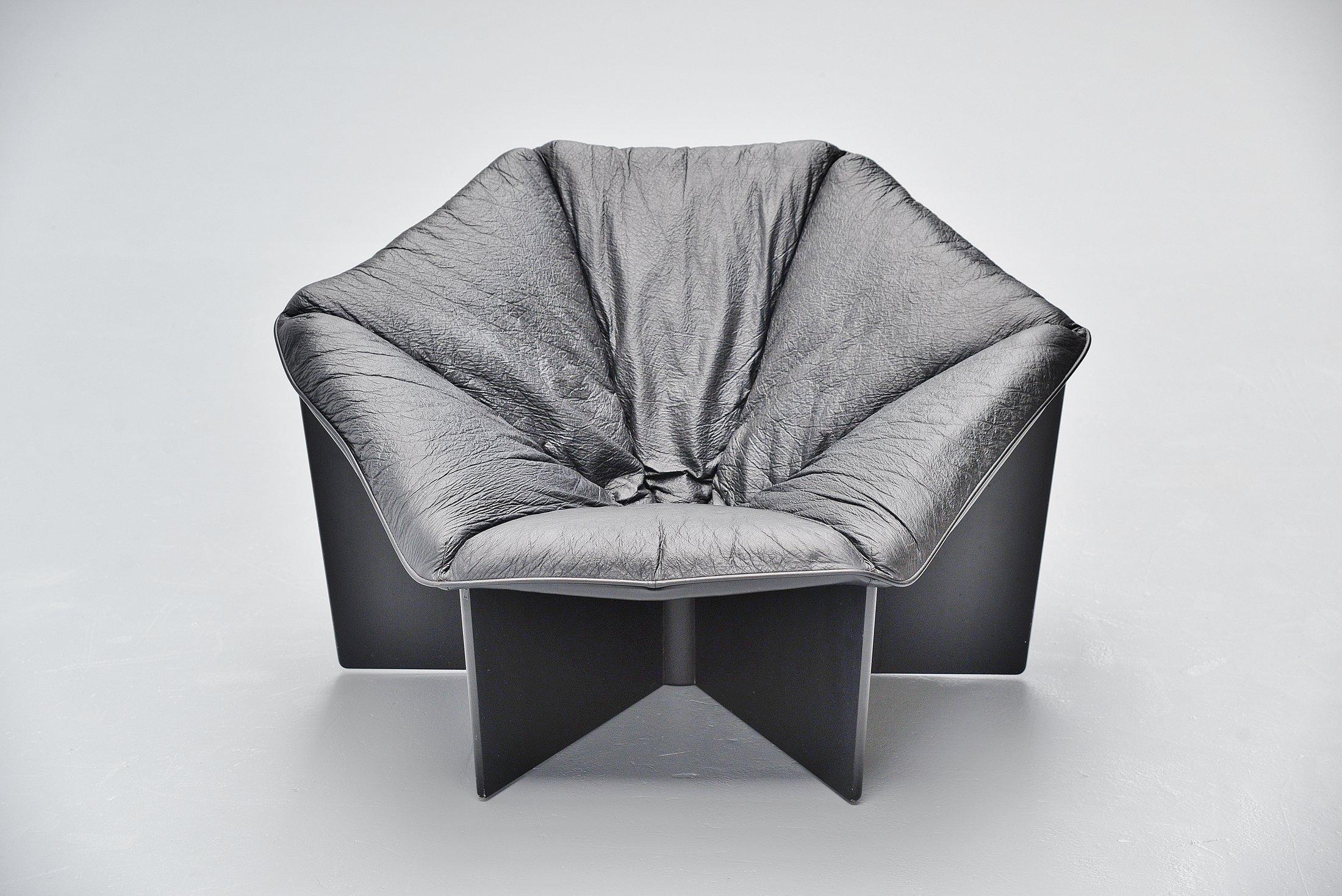 Important lounge chair model F678 designed by Pierre Paulin and manufactured by Artifort, Holland 1965. This is for the so called spider lounge chair. This chair has a plywood black lacquered base, connected with 1 nylon wire where the leather
