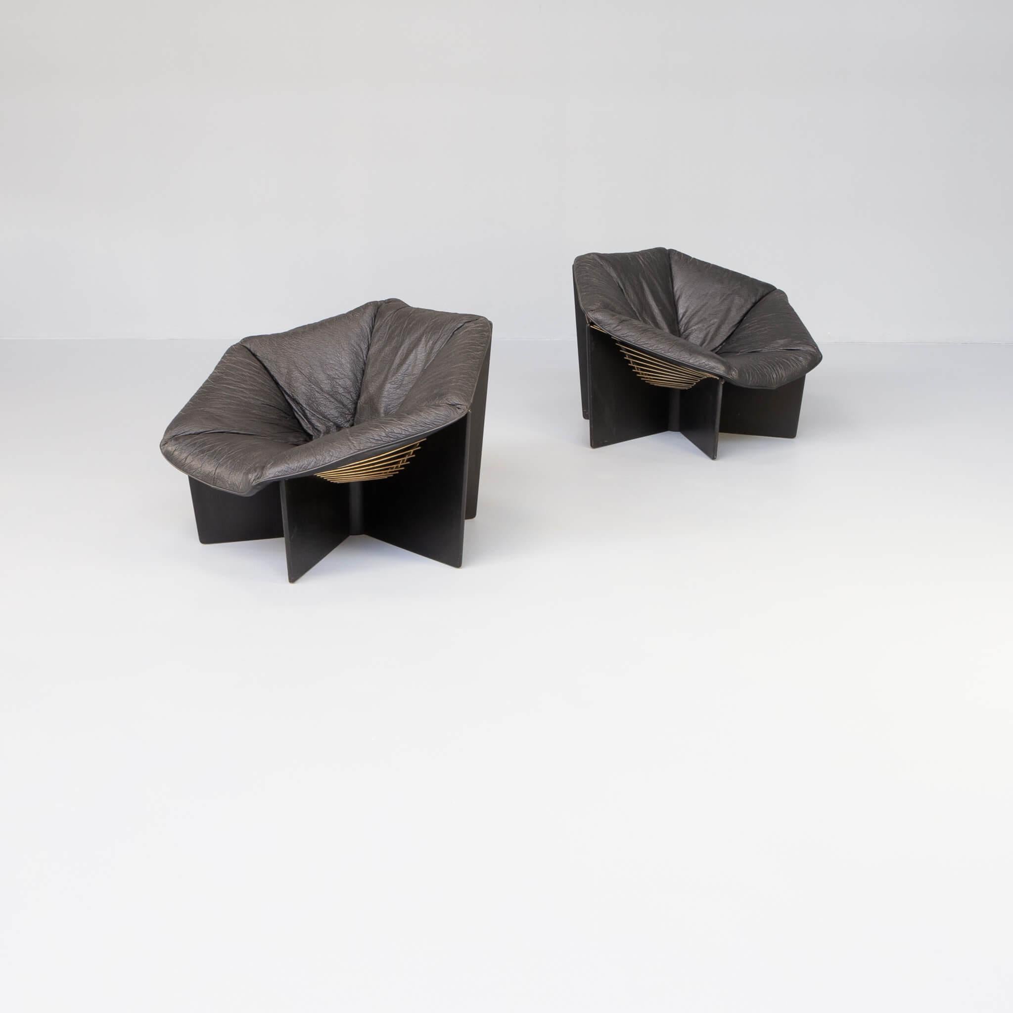Pierre Paulin designed te important lounge chair model F678 for Artifort in 1965. Together with this epic fauteuil he designed the T878 coffee table. Also called Spider. This is timeless design on the highest level. This original set of two