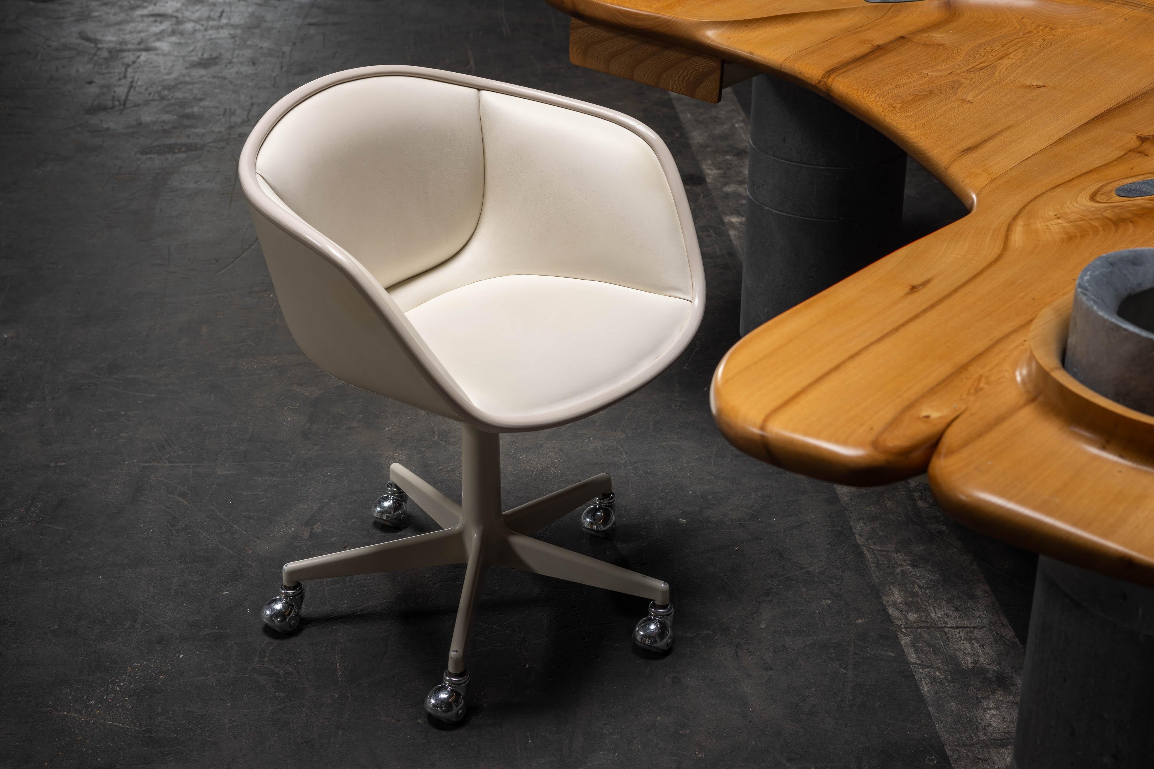 The F7852 office or desk chair, designed by the renowned French designer Pierre Paulin and manufactured by Artifort in the late 1960s, is a rare and highly sought-after piece. This chair features a distinctive beige metal star-shaped base with