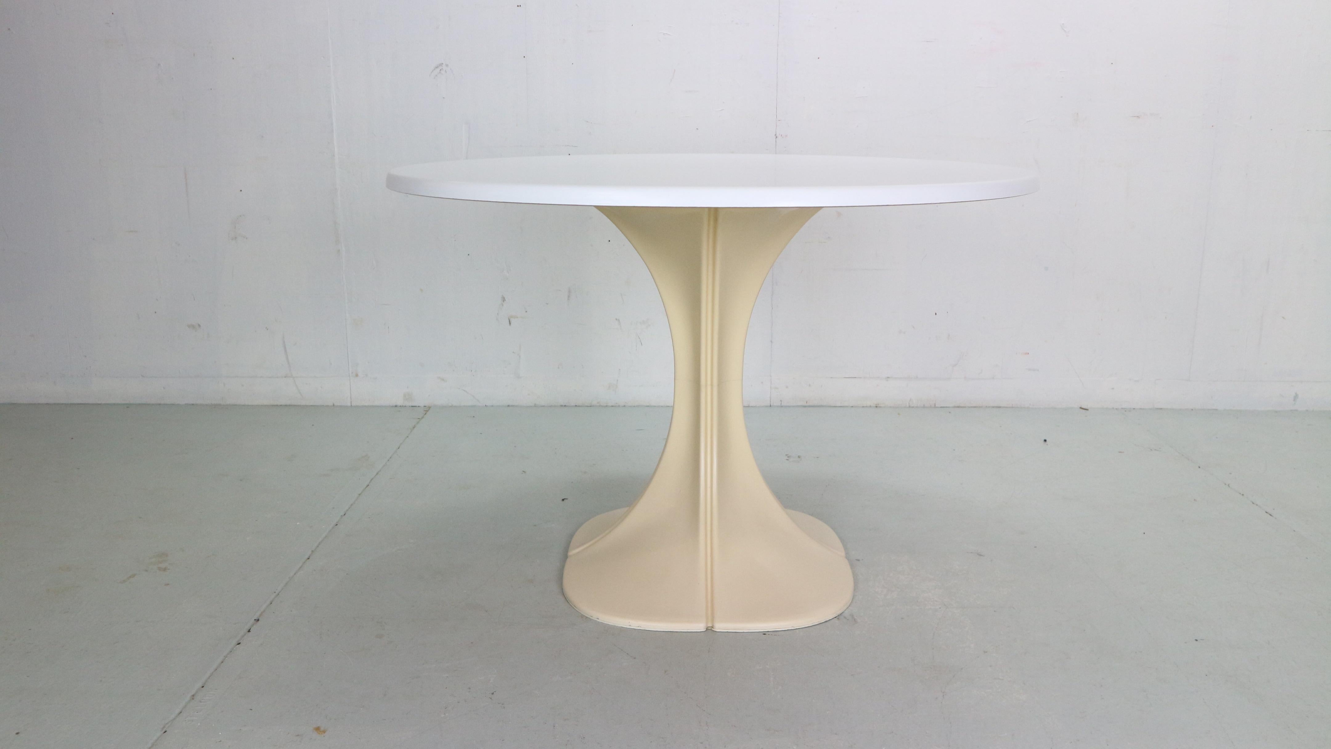 The Flower organic shape round dinning table designed by Pierre Paulin and manufactured by Boro 8810 in Belgium, 1970's period.
Not many of this series pieces have survived and therefore this table is rare museum quality piece in original