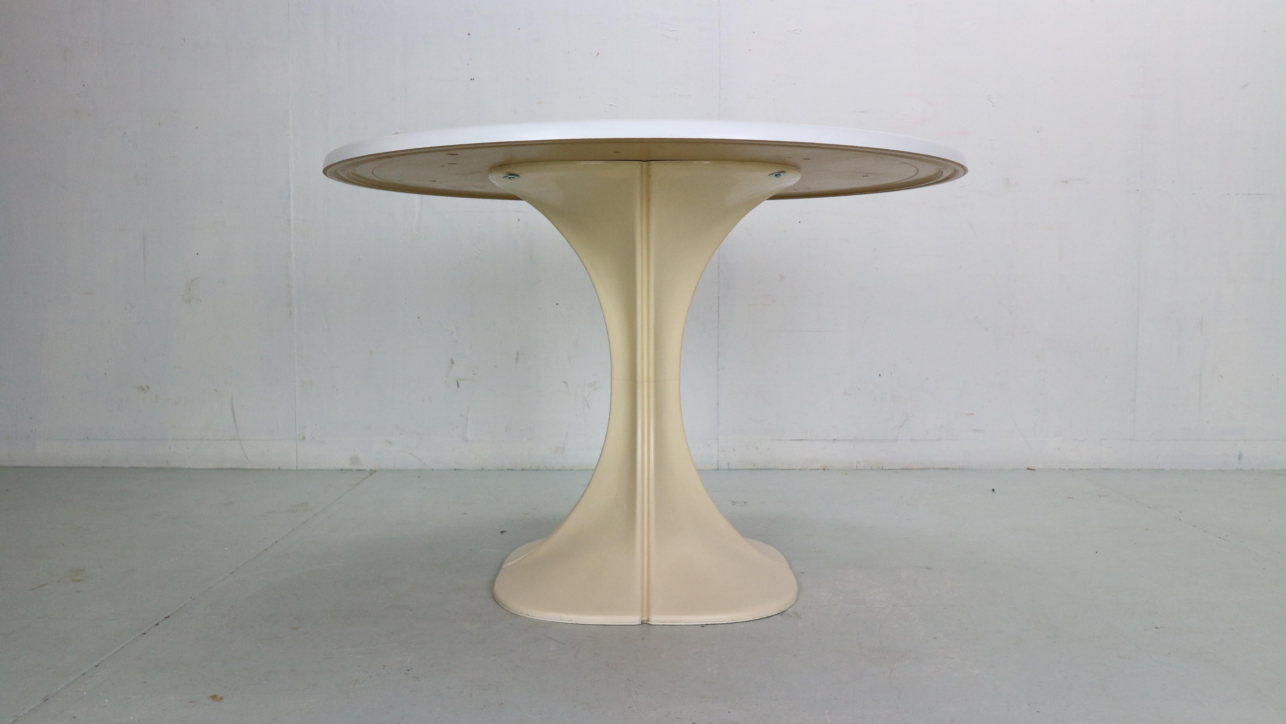 Pierre Paulin Flower Shape 8810 Round Dinning Table for Boro Belgium, 1975 In Good Condition In The Hague, NL