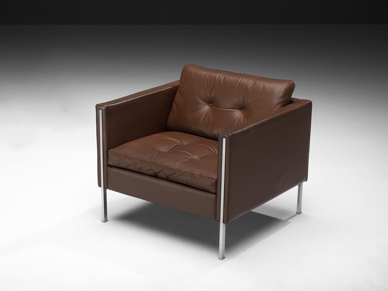 Pierre Paulin pour Artifort, chaise longue modèle '442', acier, cuir, Pays-Bas, années 1960

Ce fauteuil élégant présente d'élégantes touches d'acier, mêlant l'acier et le cuir brun vieilli pour un look moderne et sophistiqué. Le revêtement en cuir