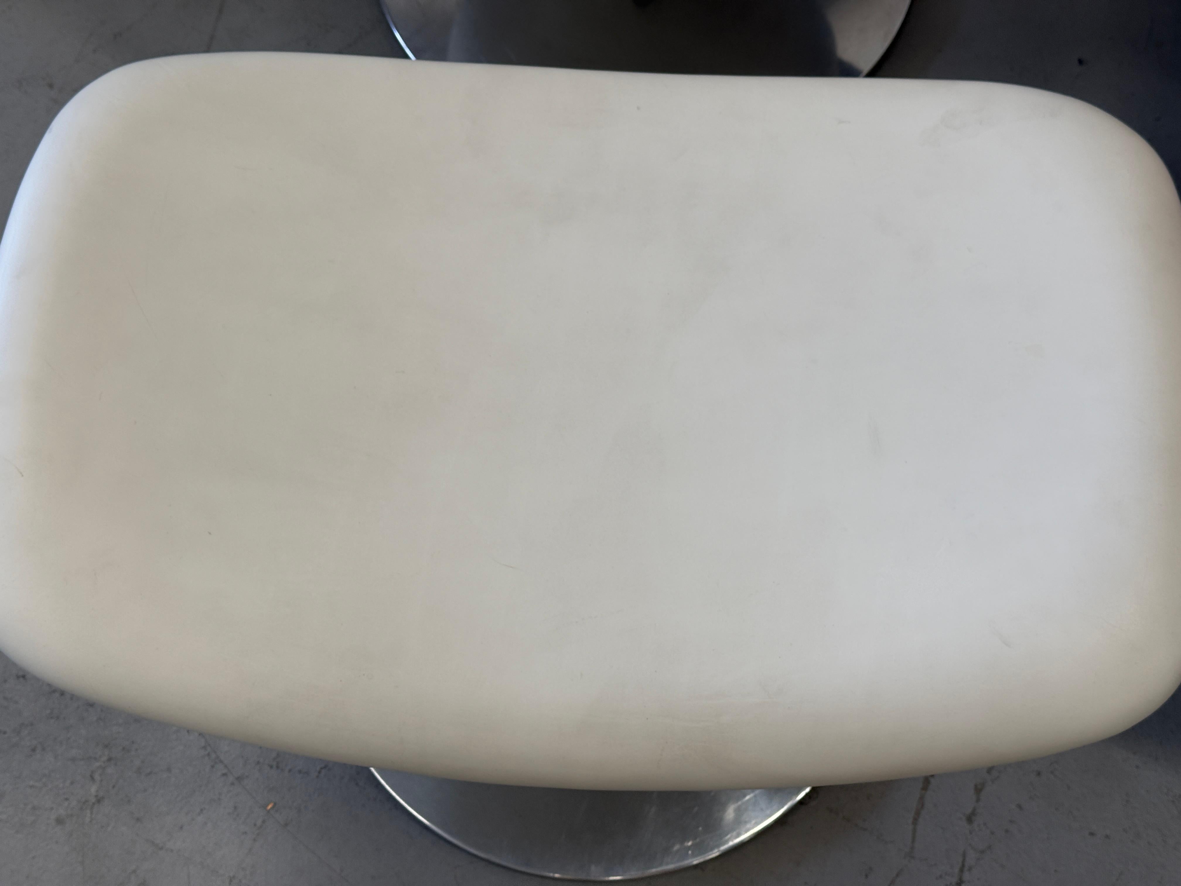 Pierre Paulin for Artifort Big Tulip Chair in White Leather For Sale 6