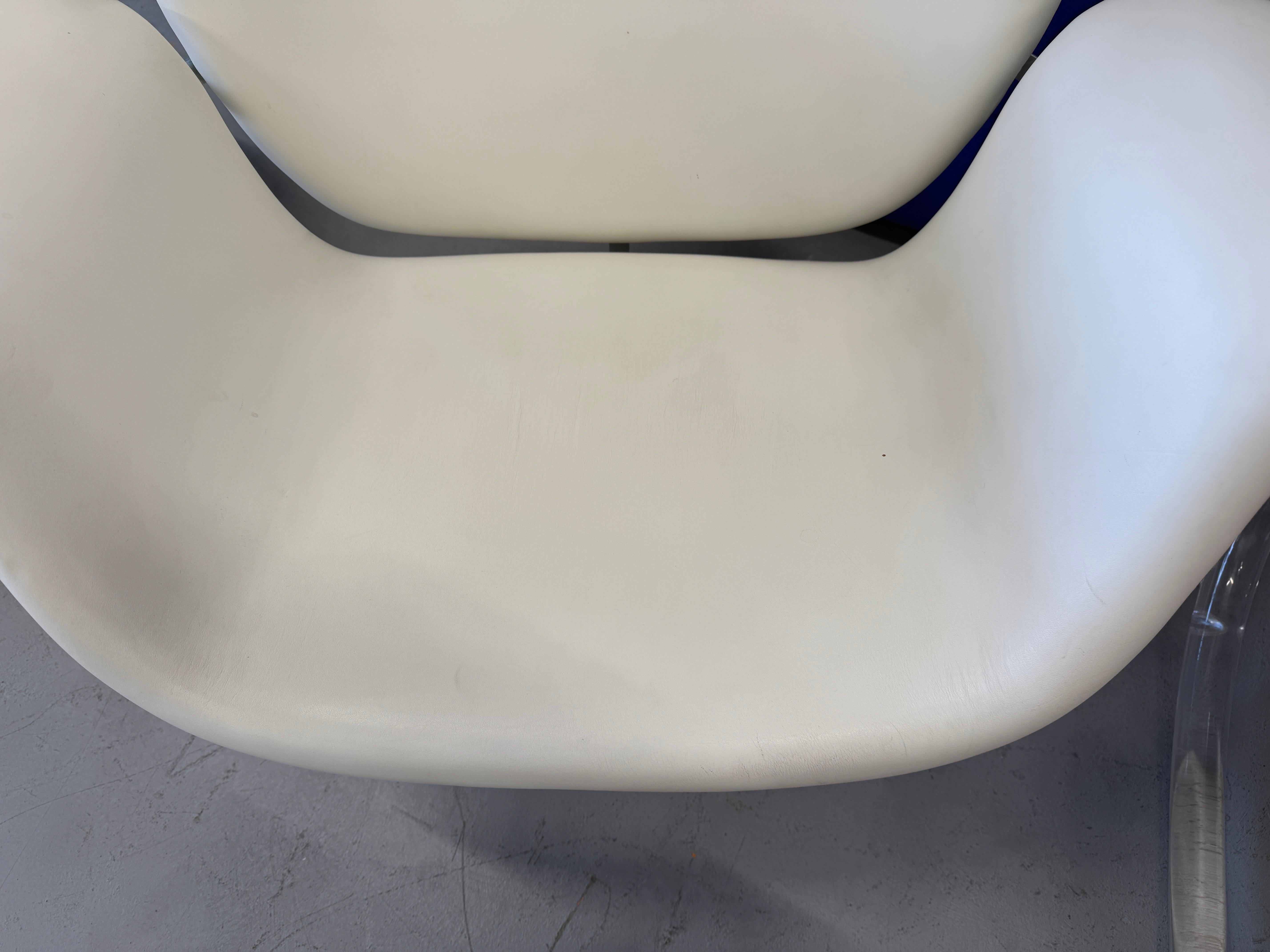 Pierre Paulin for Artifort Big Tulip Chair in White Leather For Sale 7