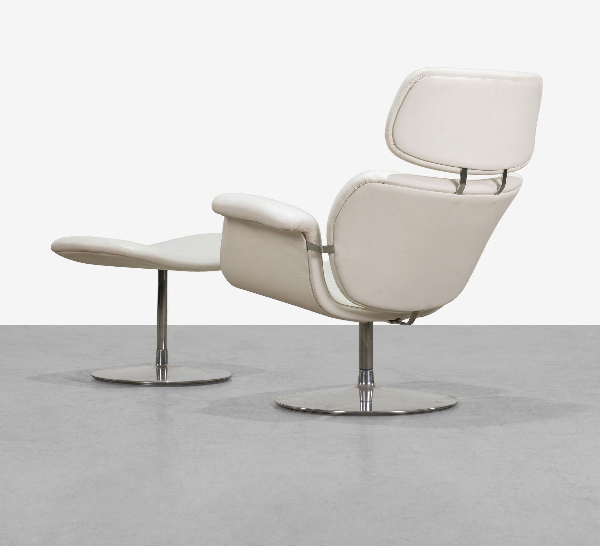 A beautiful elegant Big Tulip Chair designed by Pierre Paulin for Artifort. This chair is likely early 2000’s production. It is done in pretty white leather. The chair is in good overall condition with only some minor marks to the leather and chrome