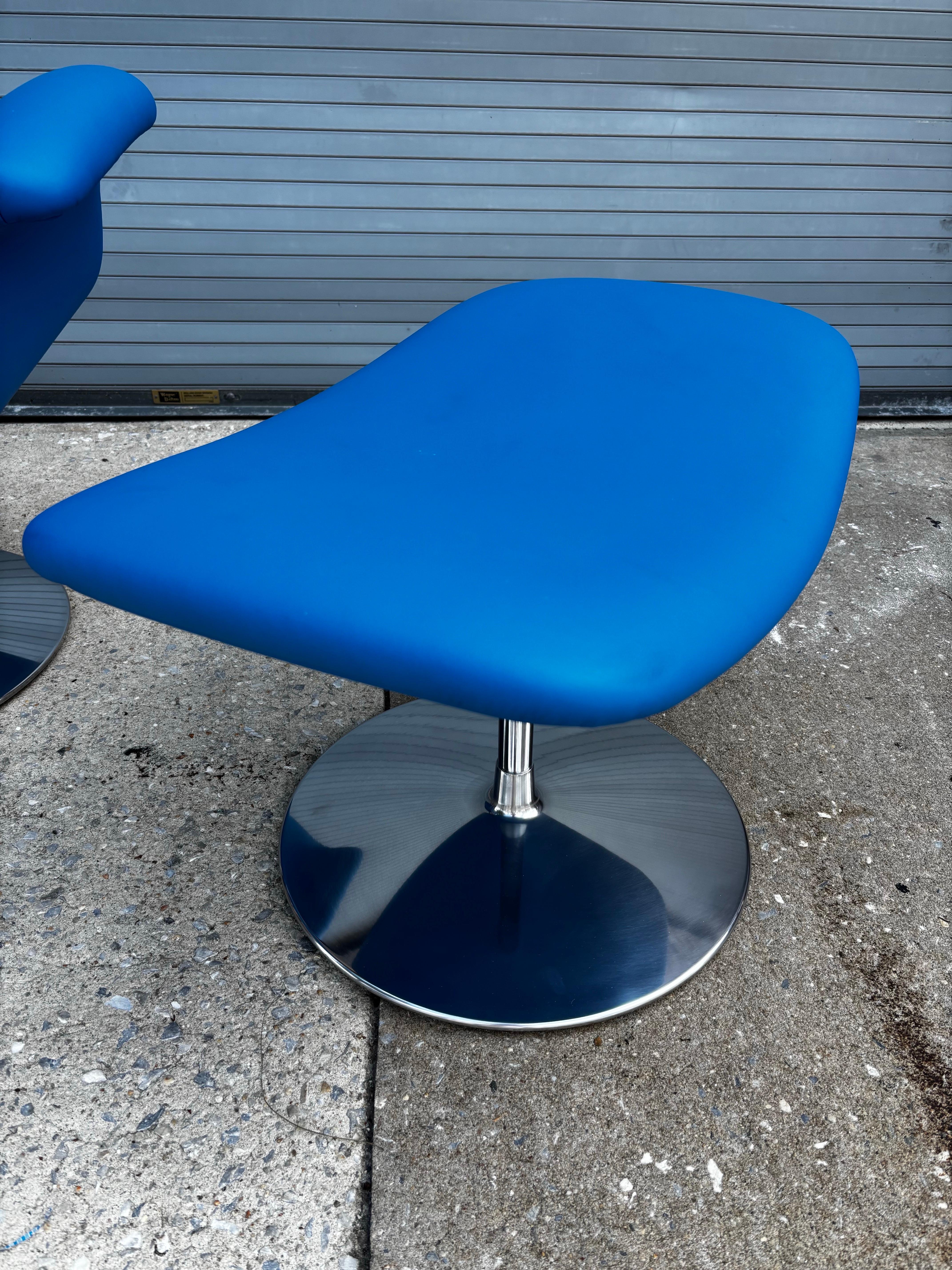 Pierre Paulin pour Artifort Chaise tulipe et pouf en cuir bleu en vente 3