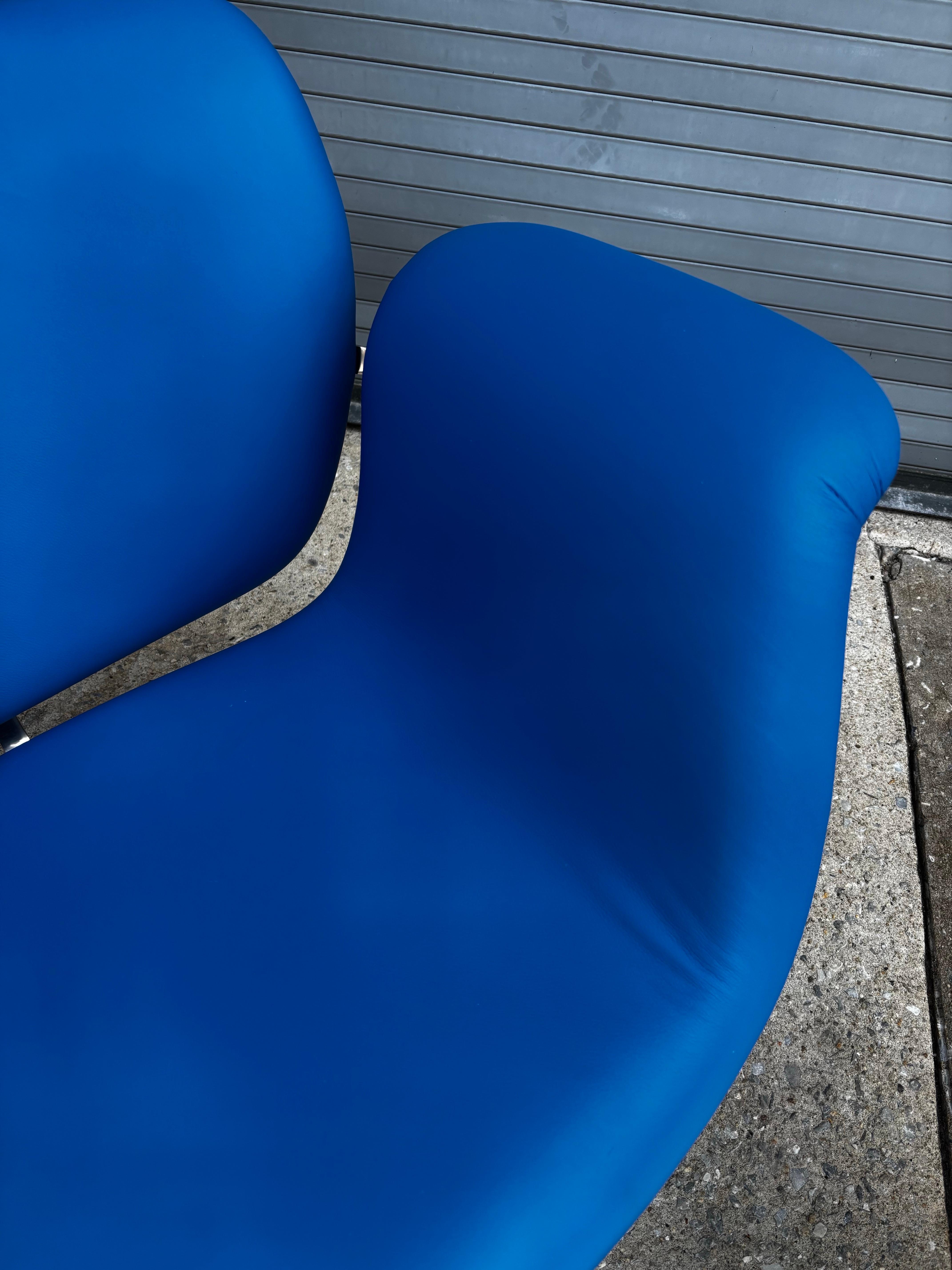 Pierre Paulin pour Artifort Chaise tulipe et pouf en cuir bleu en vente 4
