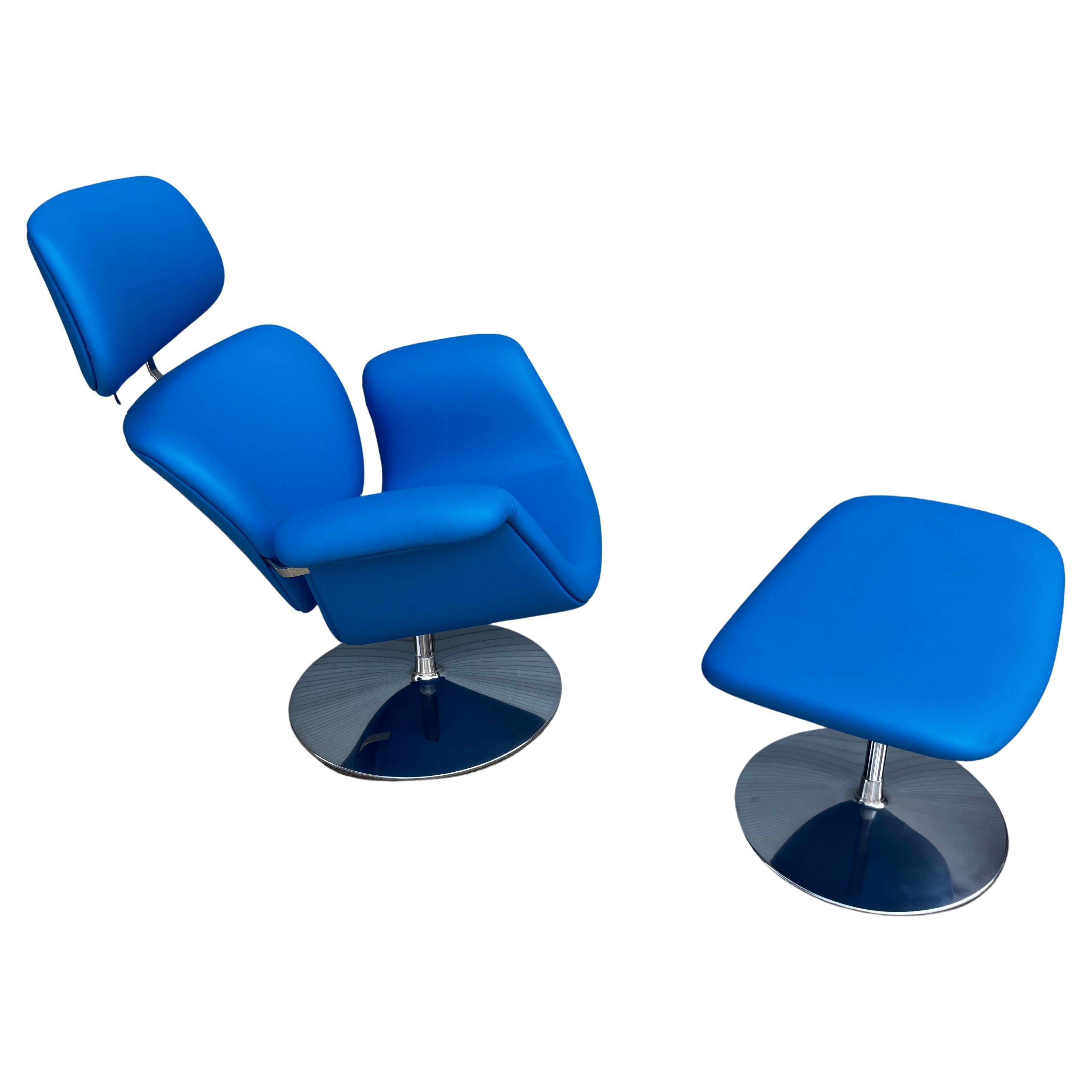 Pierre Paulin for Artifort Tulip Lounge Chair and Ottoman.  La chaise a 8 mois et est dans un état incroyable !  Le cuir bleu ne présente pratiquement aucune trace d'usure !  Il a été utilisé à plusieurs reprises lors d'un salon professionnel pour