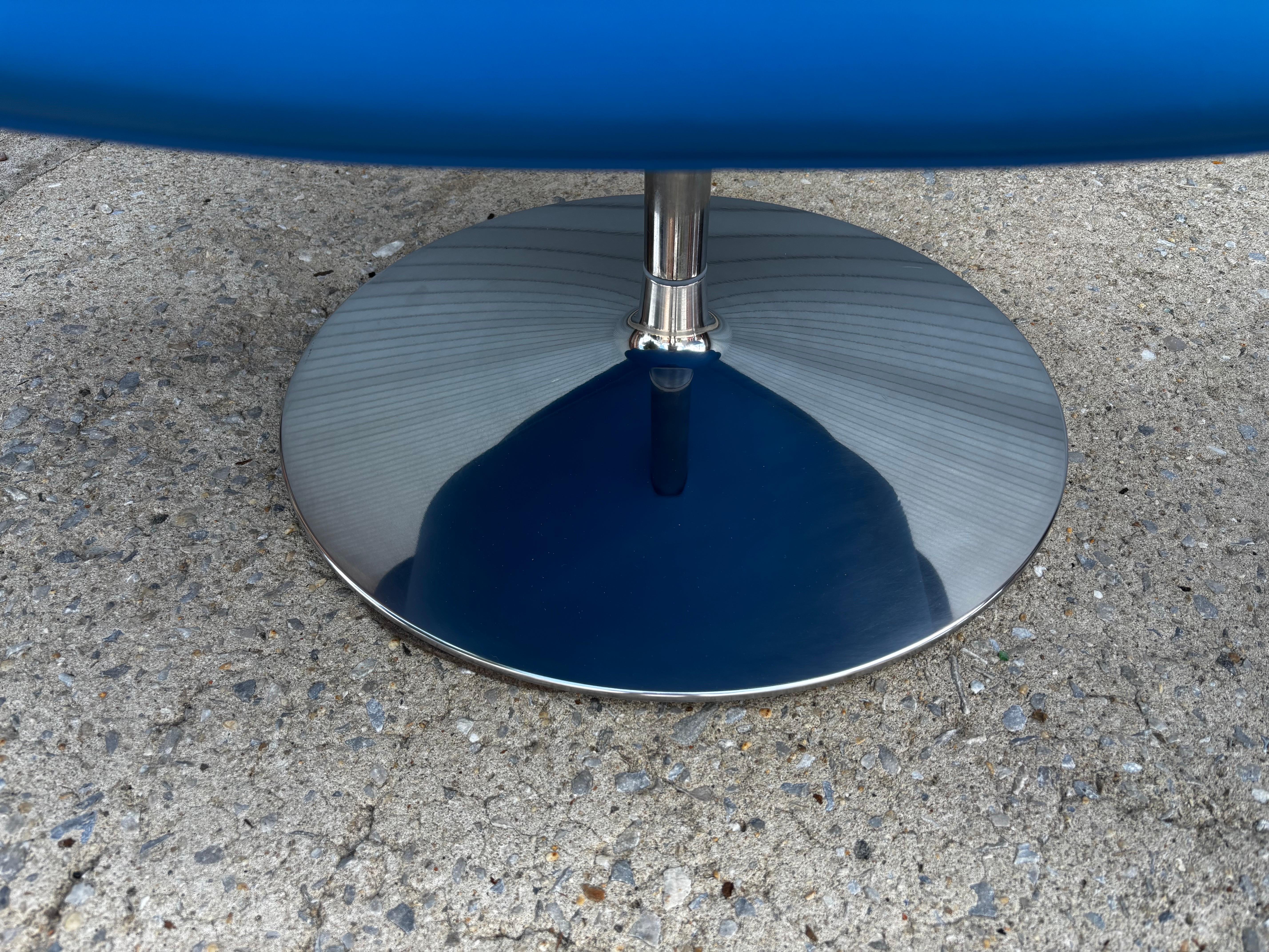 Pierre Paulin pour Artifort Chaise tulipe et pouf en cuir bleu Bon état - En vente à Philadelphia, PA